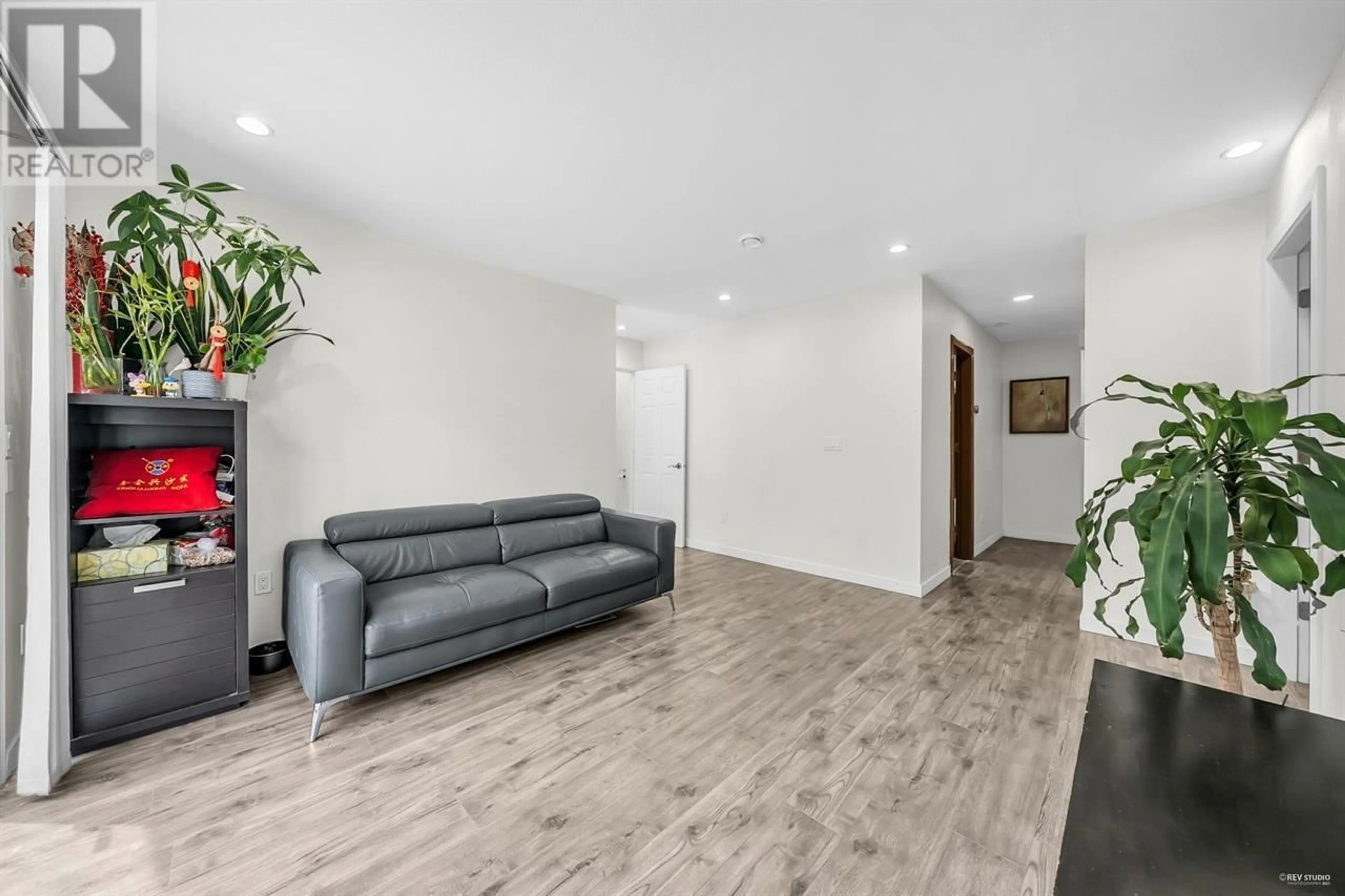 Living room with furniture, wood/laminate floor for 7549 10TH AVENUE, Burnaby British Columbia V3N2S1