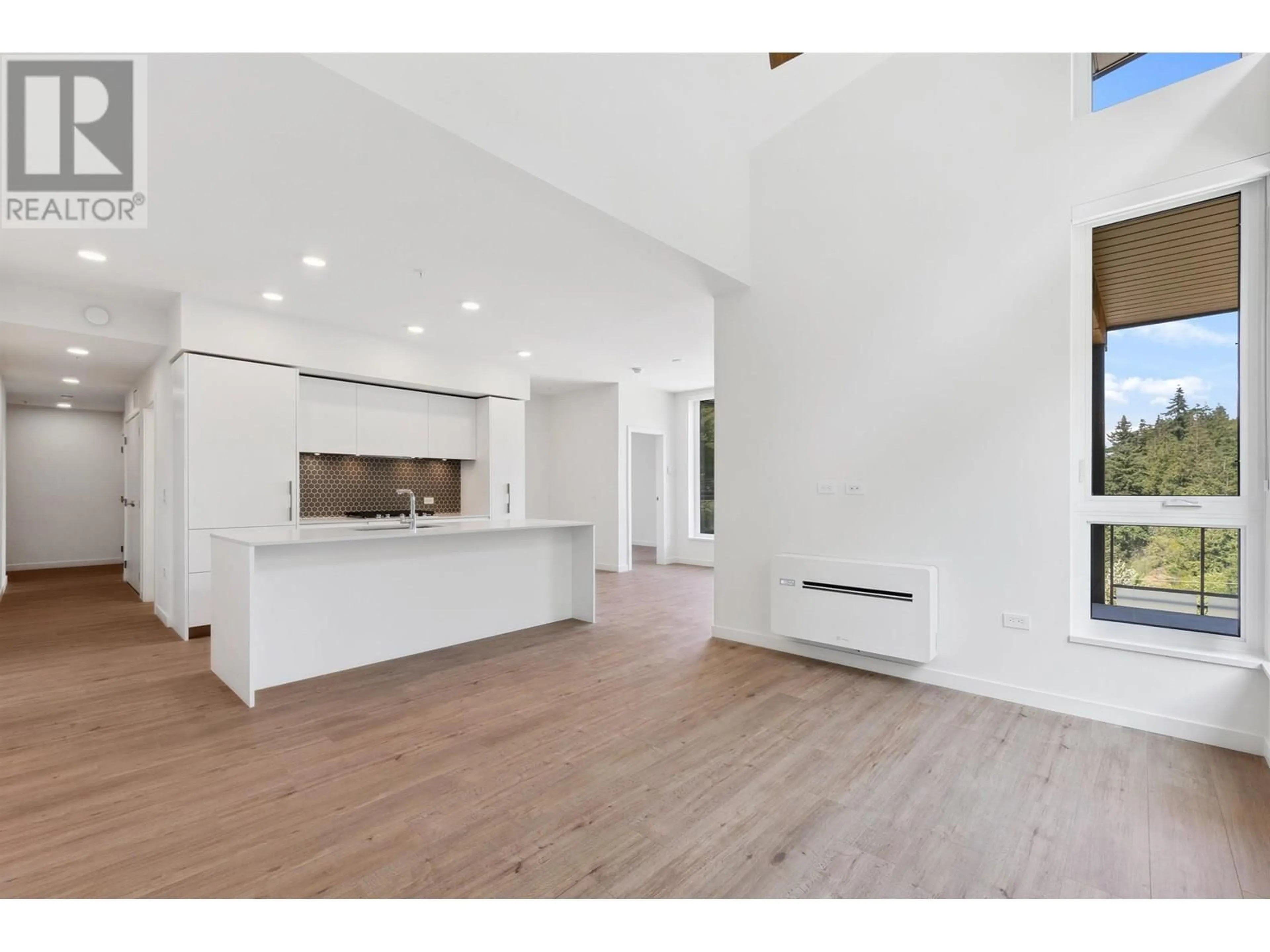Open concept kitchen, wood/laminate floor for 520 - 1506 SCOTT CRESCENT, Squamish British Columbia V8B1G4