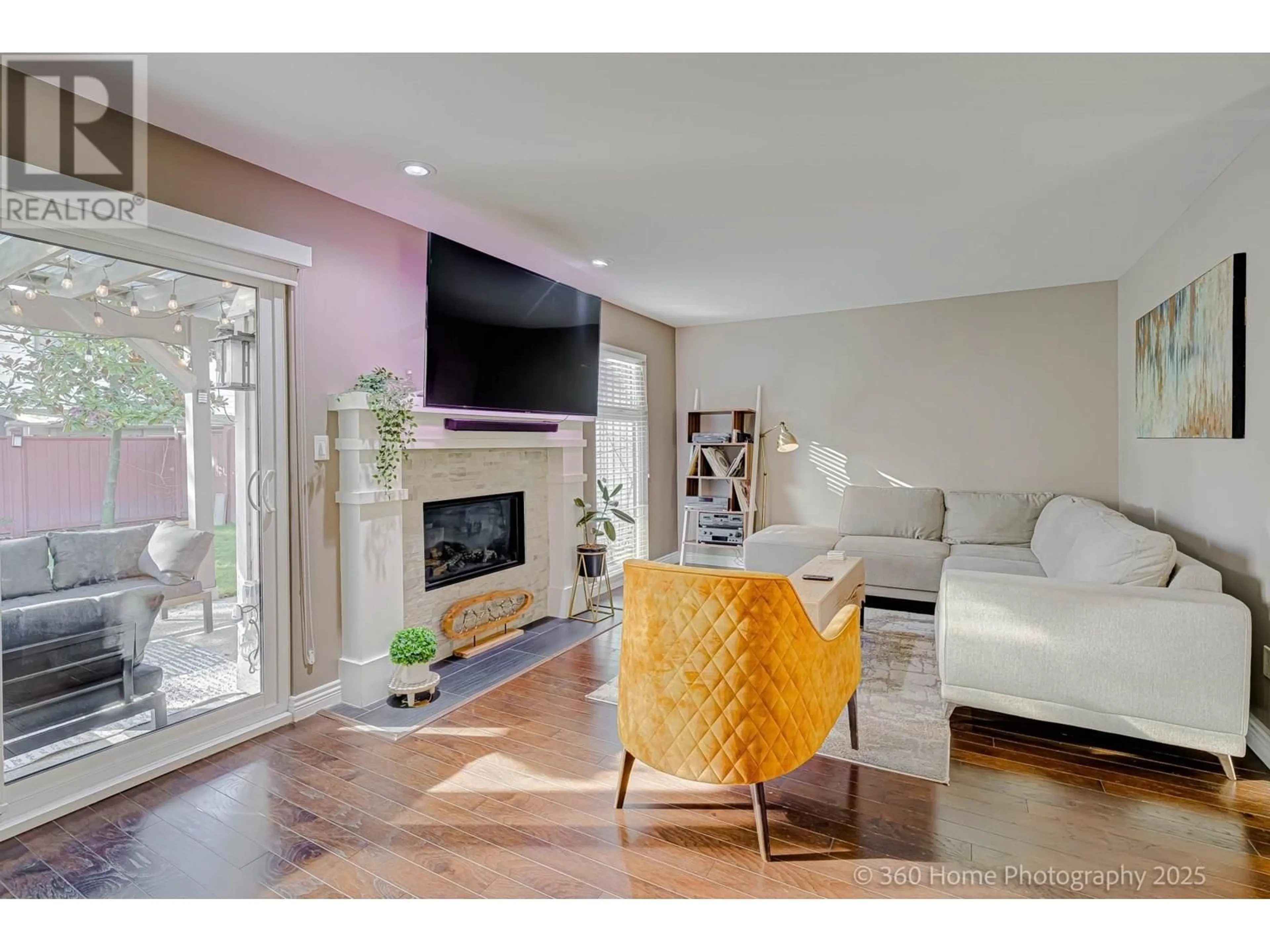 Living room with furniture, unknown for 14 - 5600 LADNER TRUNK ROAD, Delta British Columbia V4K1X4