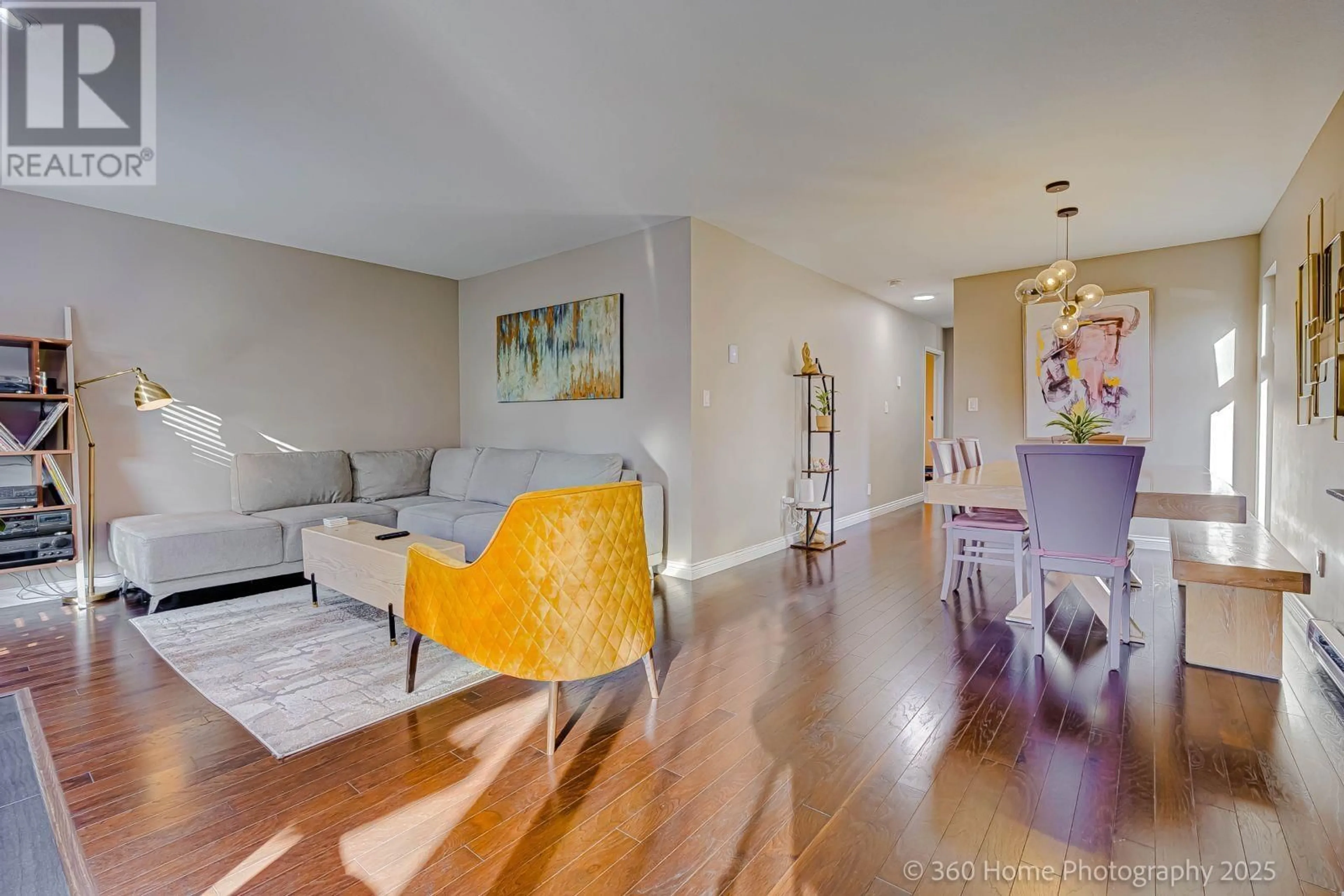 Living room with furniture, unknown for 14 - 5600 LADNER TRUNK ROAD, Delta British Columbia V4K1X4