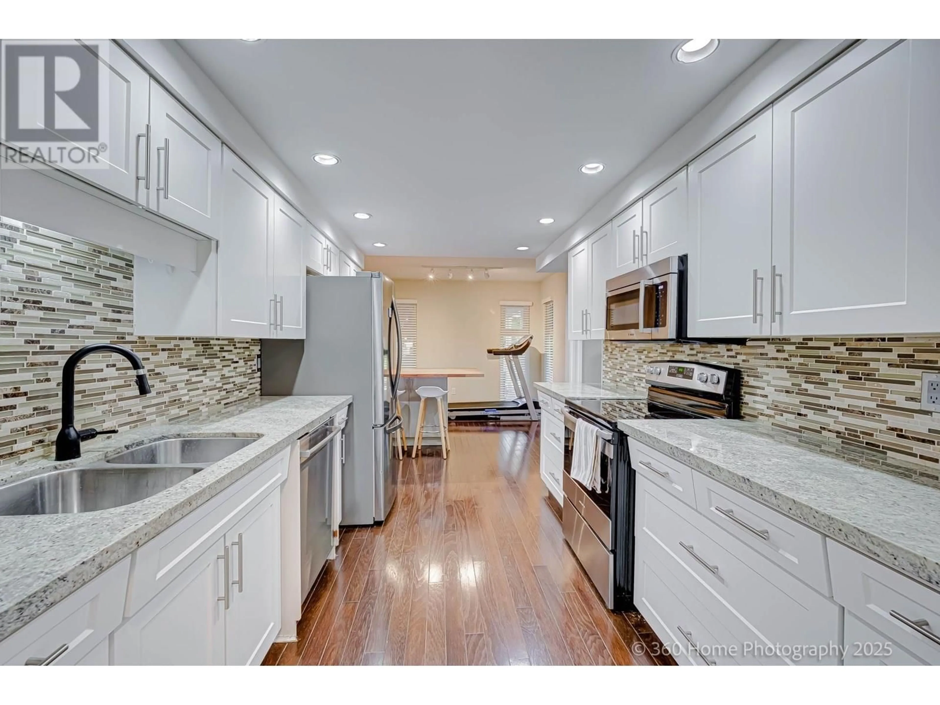 Open concept kitchen, ceramic/tile floor for 14 - 5600 LADNER TRUNK ROAD, Delta British Columbia V4K1X4