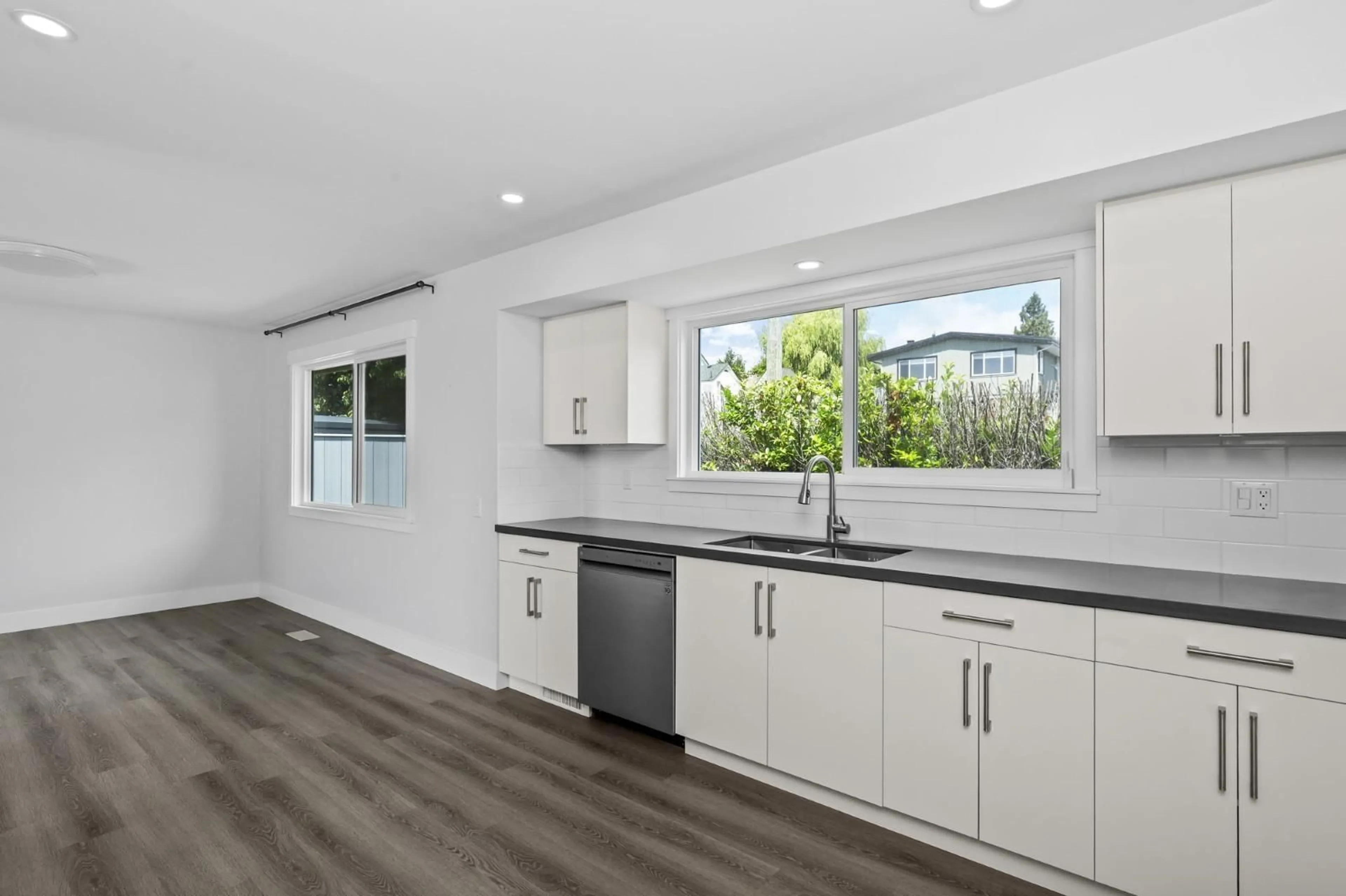Open concept kitchen, unknown for 33686 5A, Mission British Columbia V2V1X4