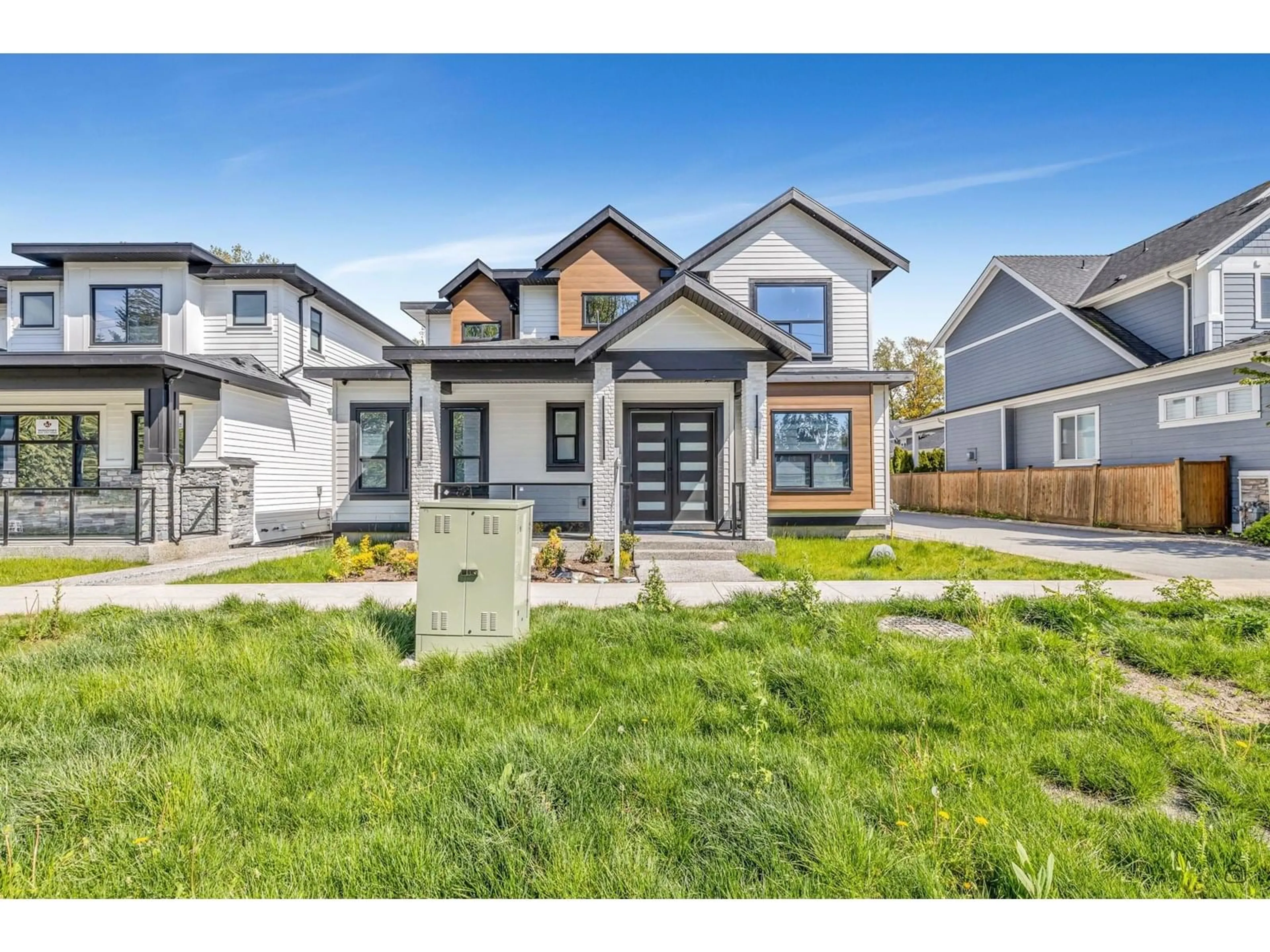 Home with vinyl exterior material, street for 88 171, Surrey British Columbia V3Z9P5