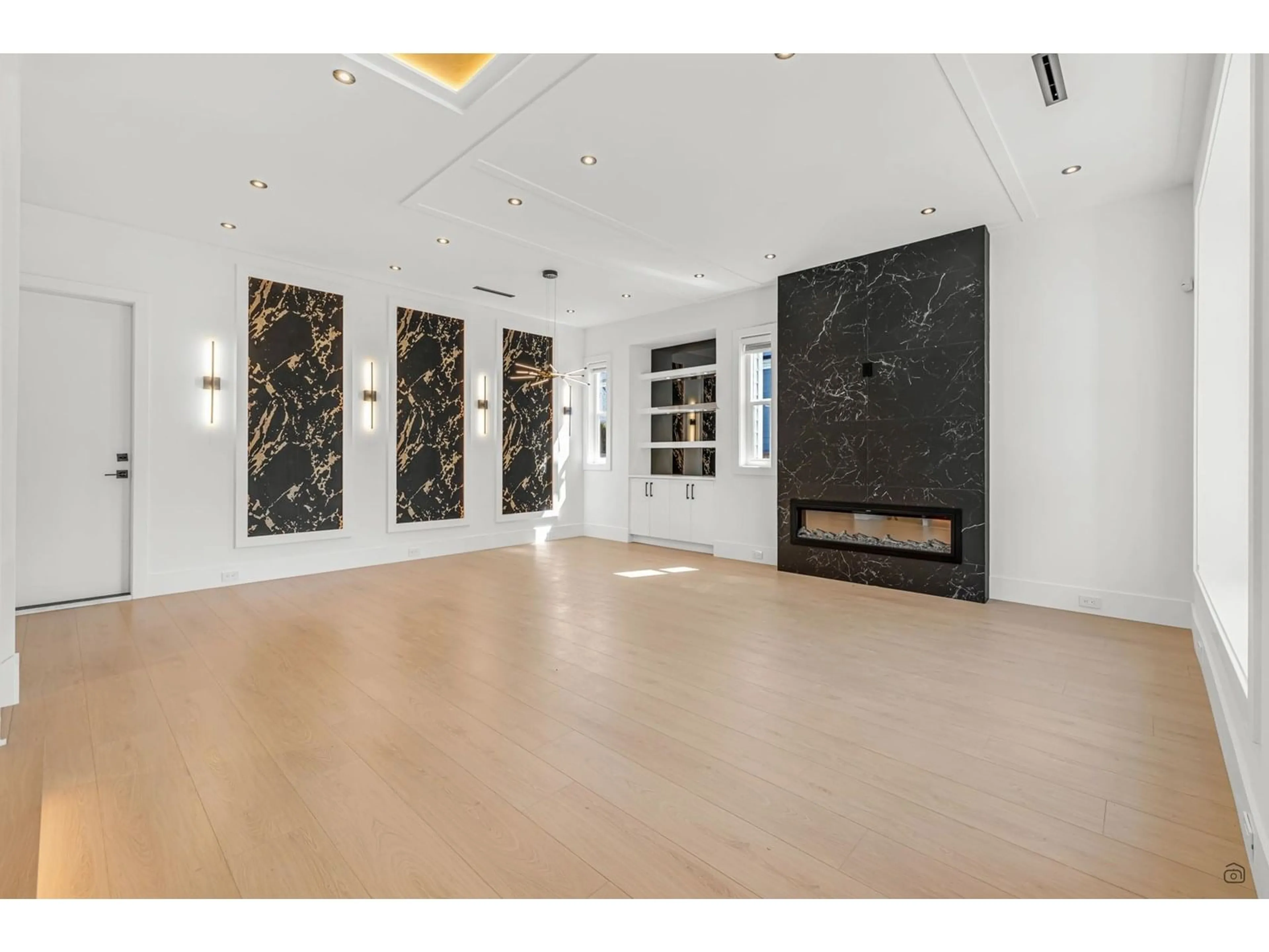 Indoor foyer for 88 171, Surrey British Columbia V3Z9P5