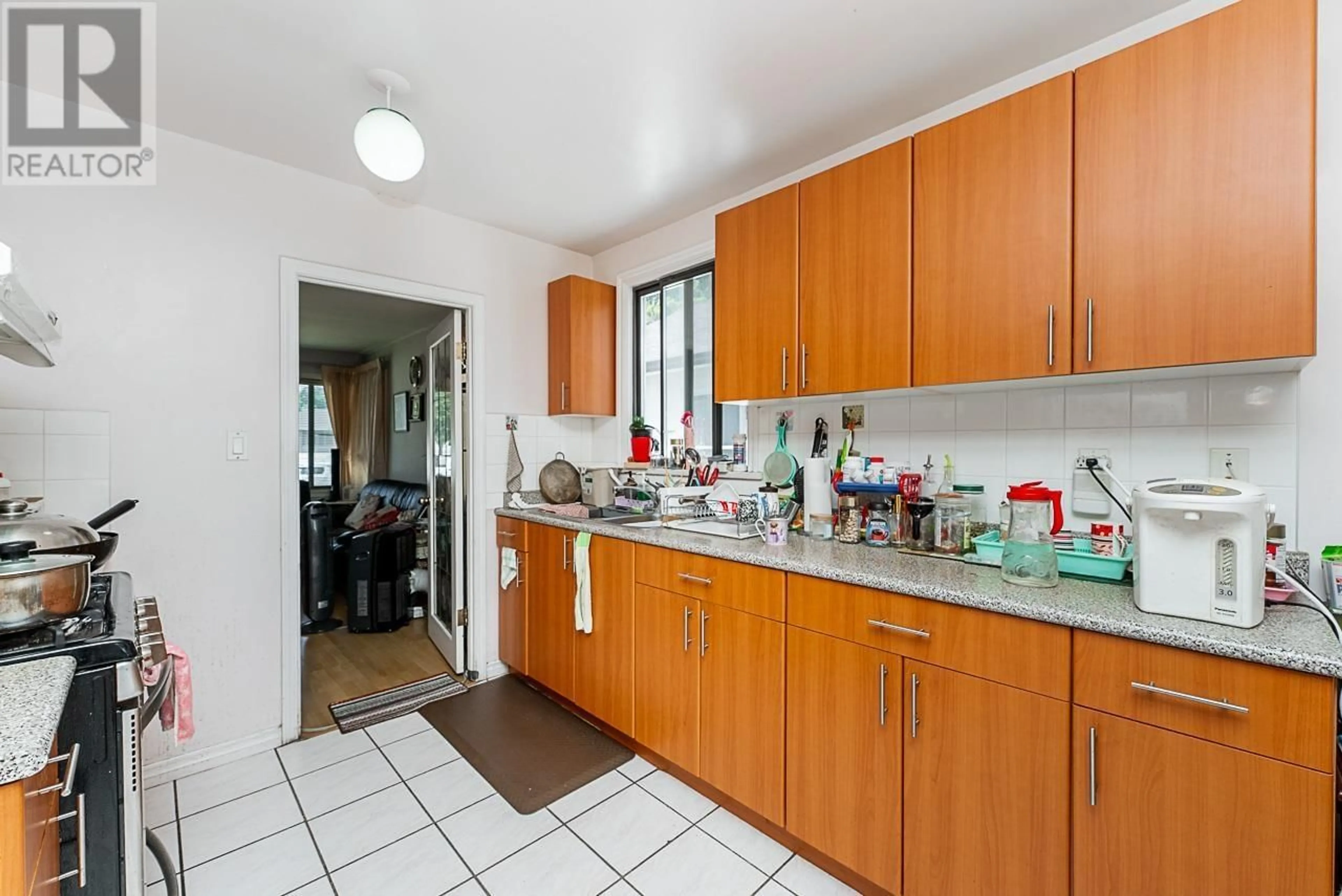 Standard kitchen, unknown for 942 NANAIMO STREET, Vancouver British Columbia V5L4S9
