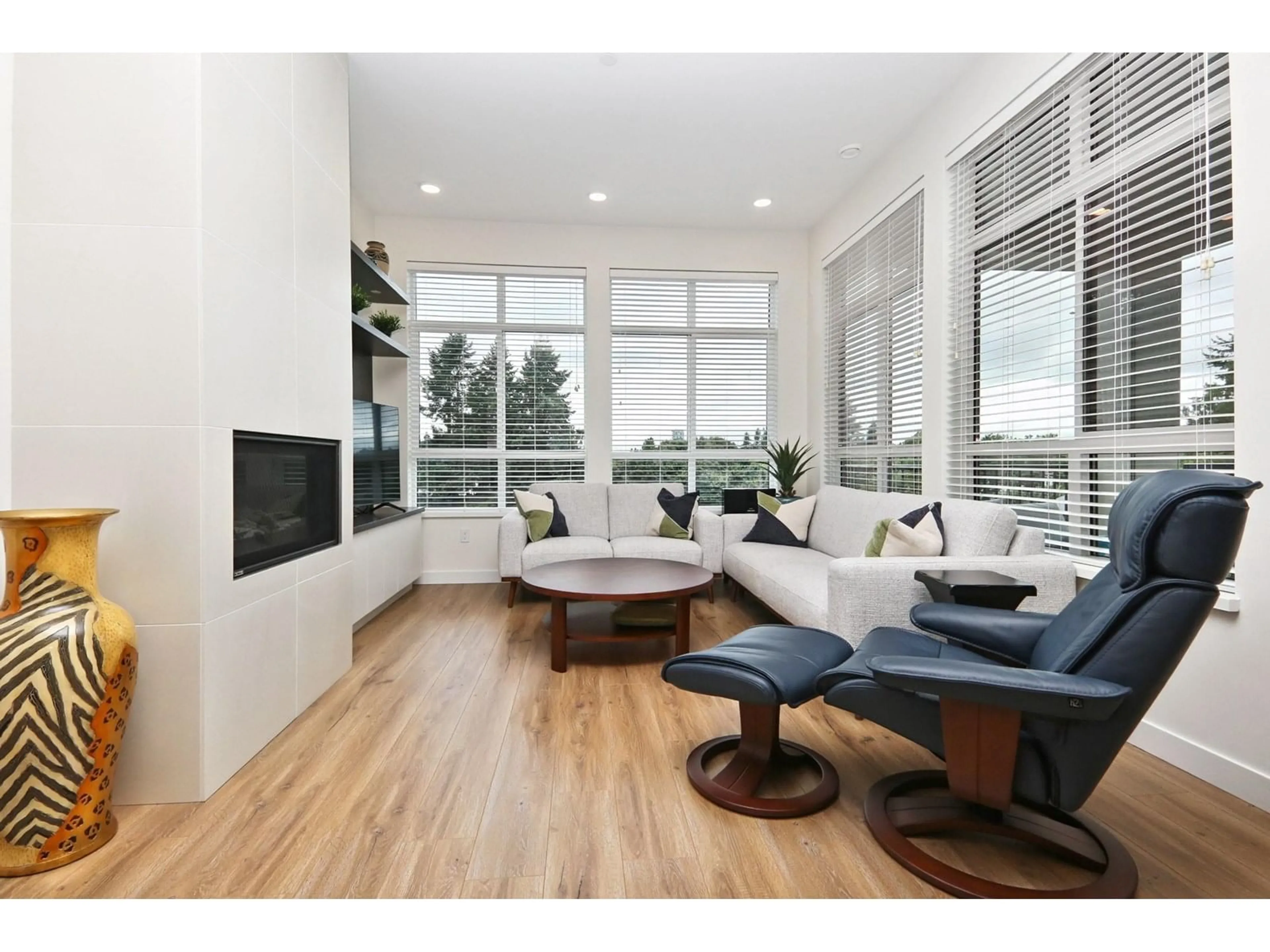 Living room with furniture, wood/laminate floor for 503 - 33540 MAYFAIR, Abbotsford British Columbia V2S0J3