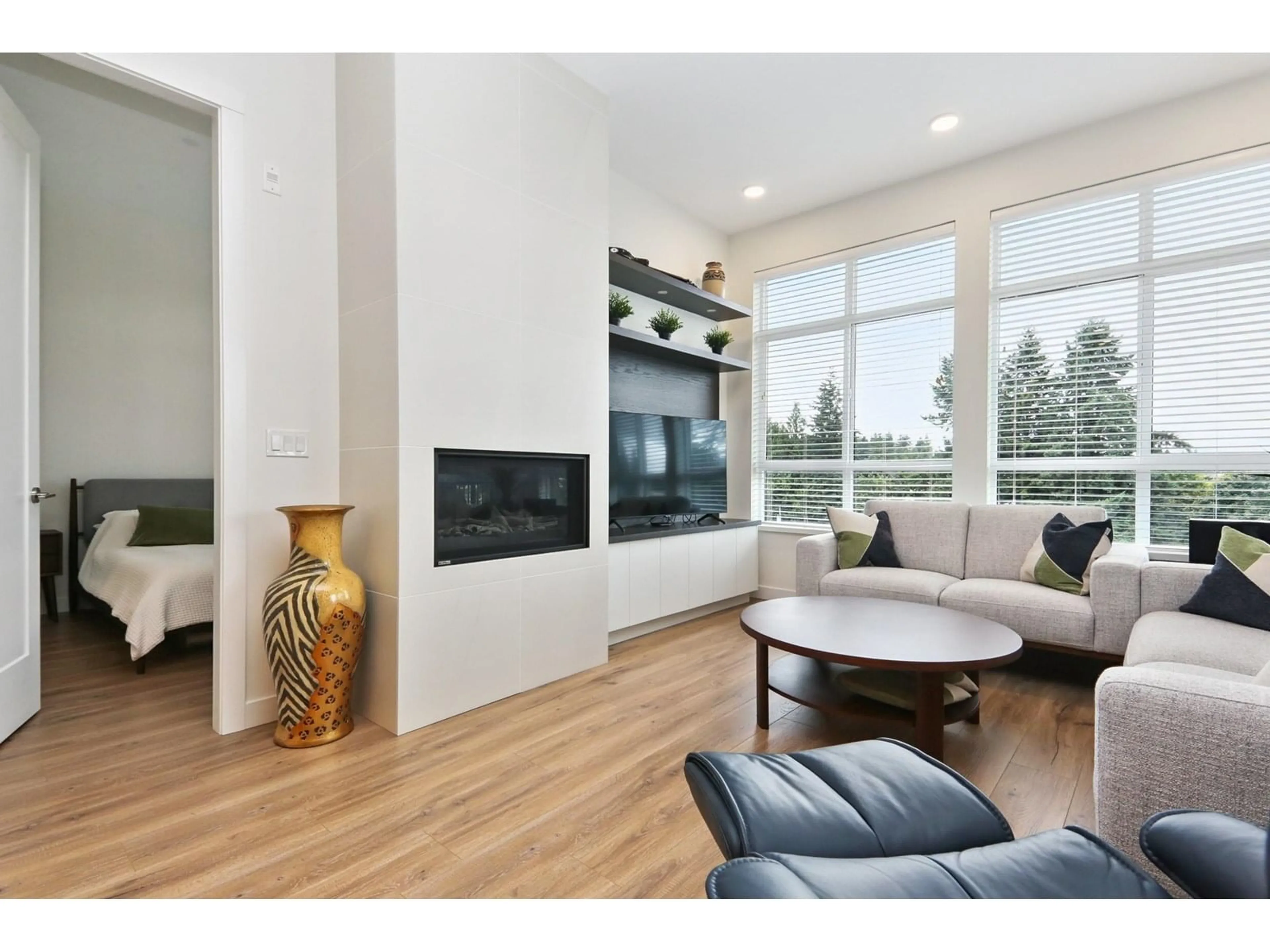 Living room with furniture, wood/laminate floor for 503 - 33540 MAYFAIR, Abbotsford British Columbia V2S0J3