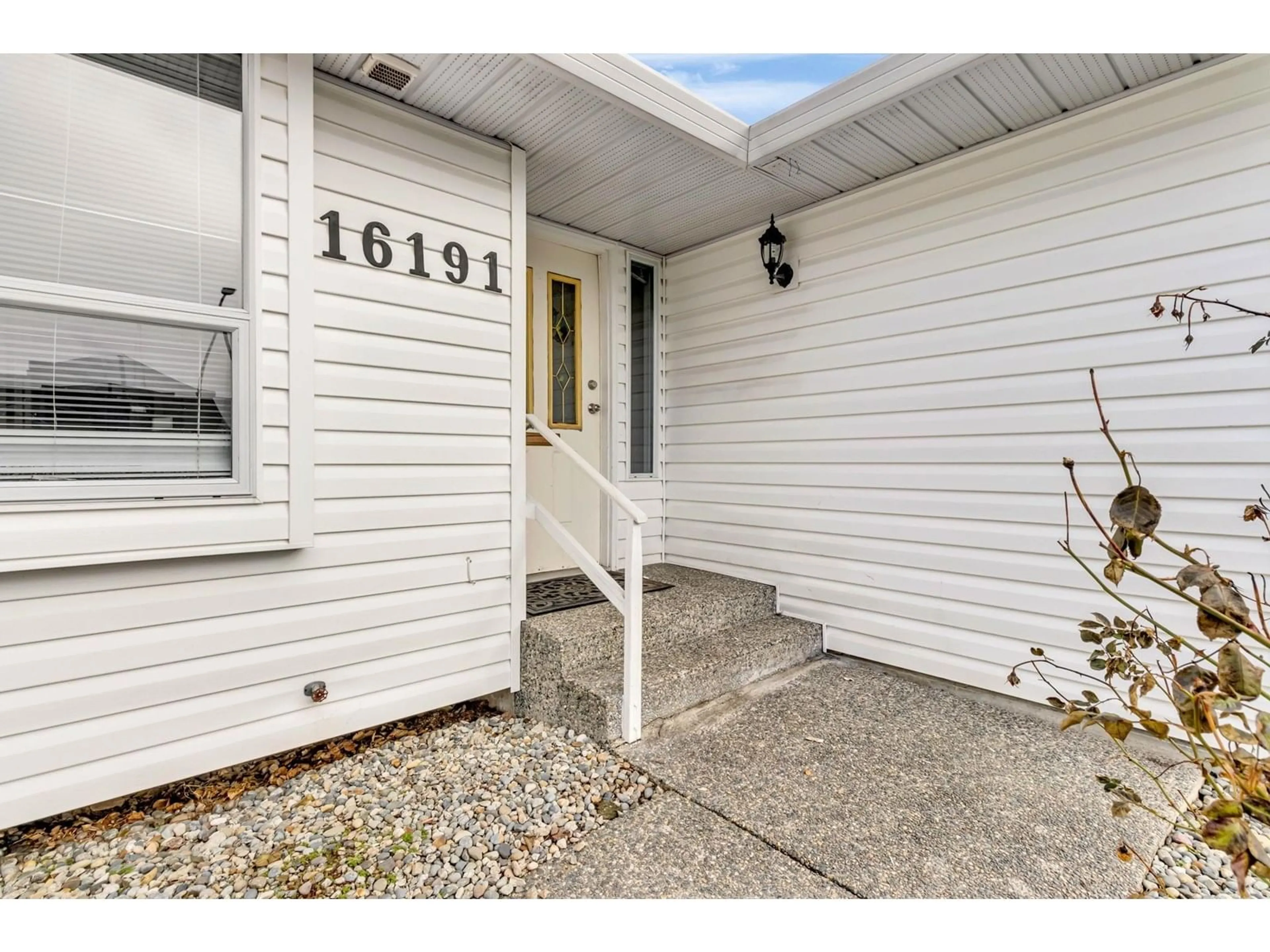 Indoor entryway for 16191 16A, Surrey British Columbia V4A9J9