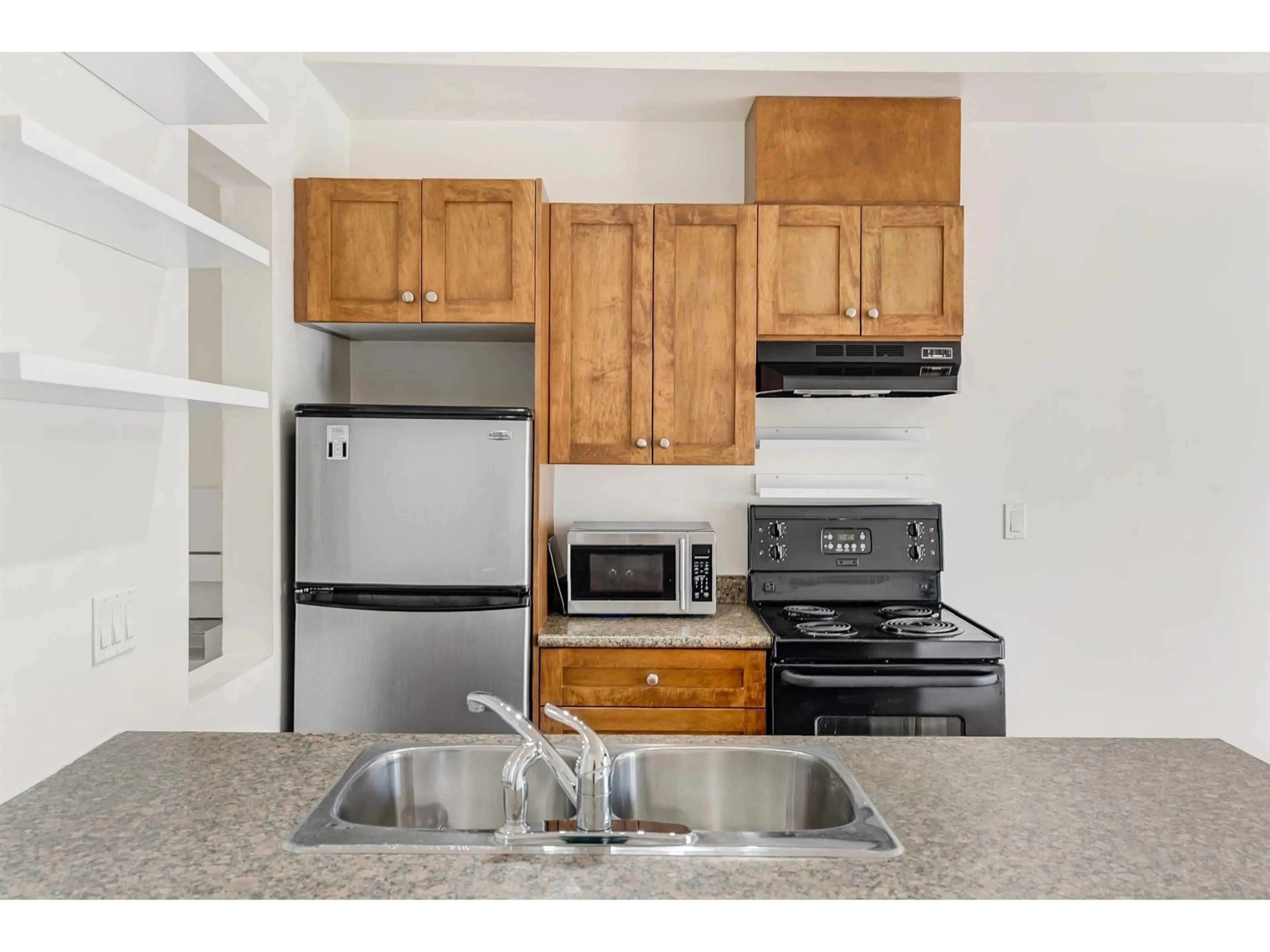 Standard kitchen, unknown for 321 - 13277 108, Surrey British Columbia V3T0A9