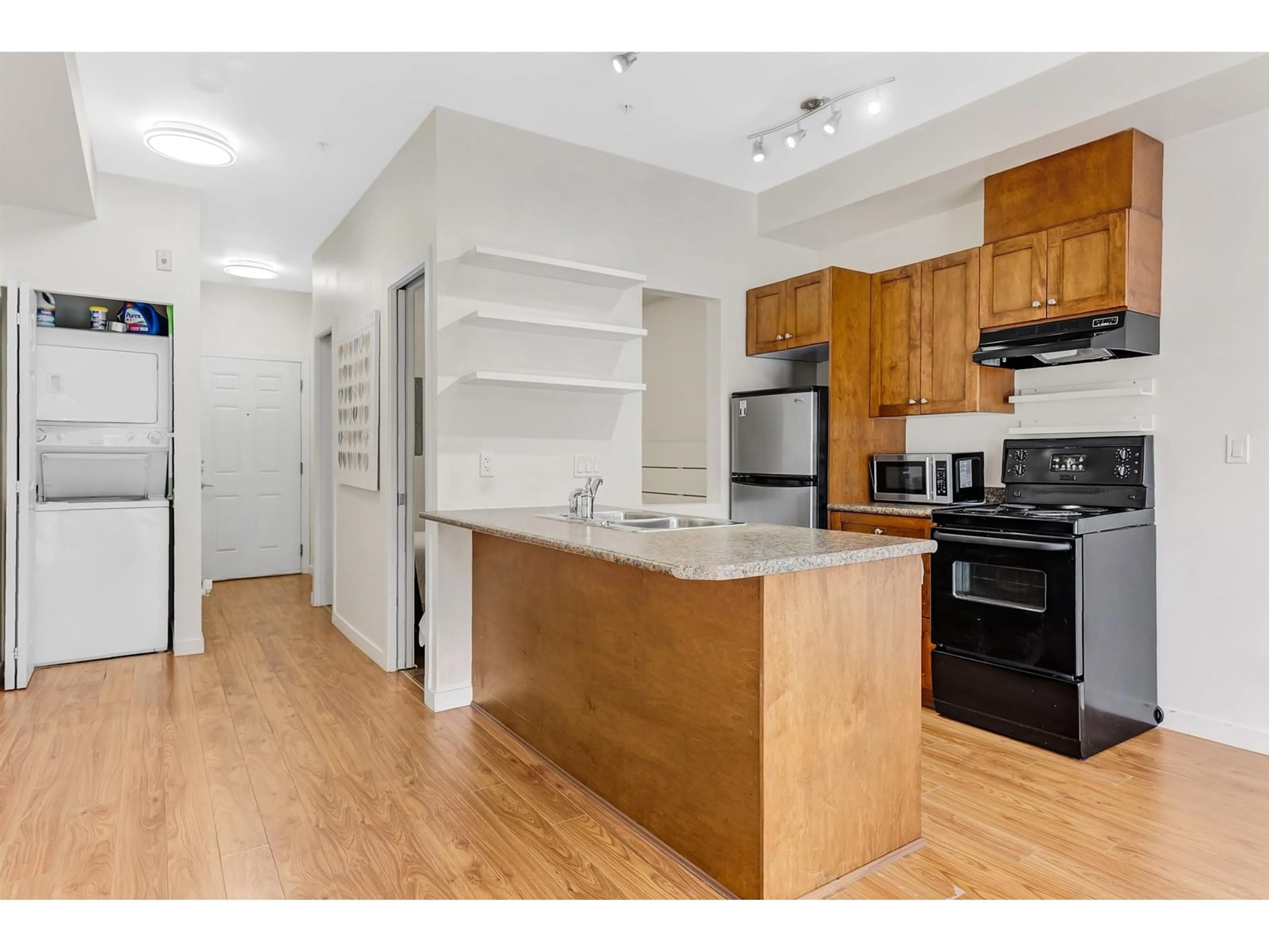 Standard kitchen, unknown for 321 - 13277 108, Surrey British Columbia V3T0A9