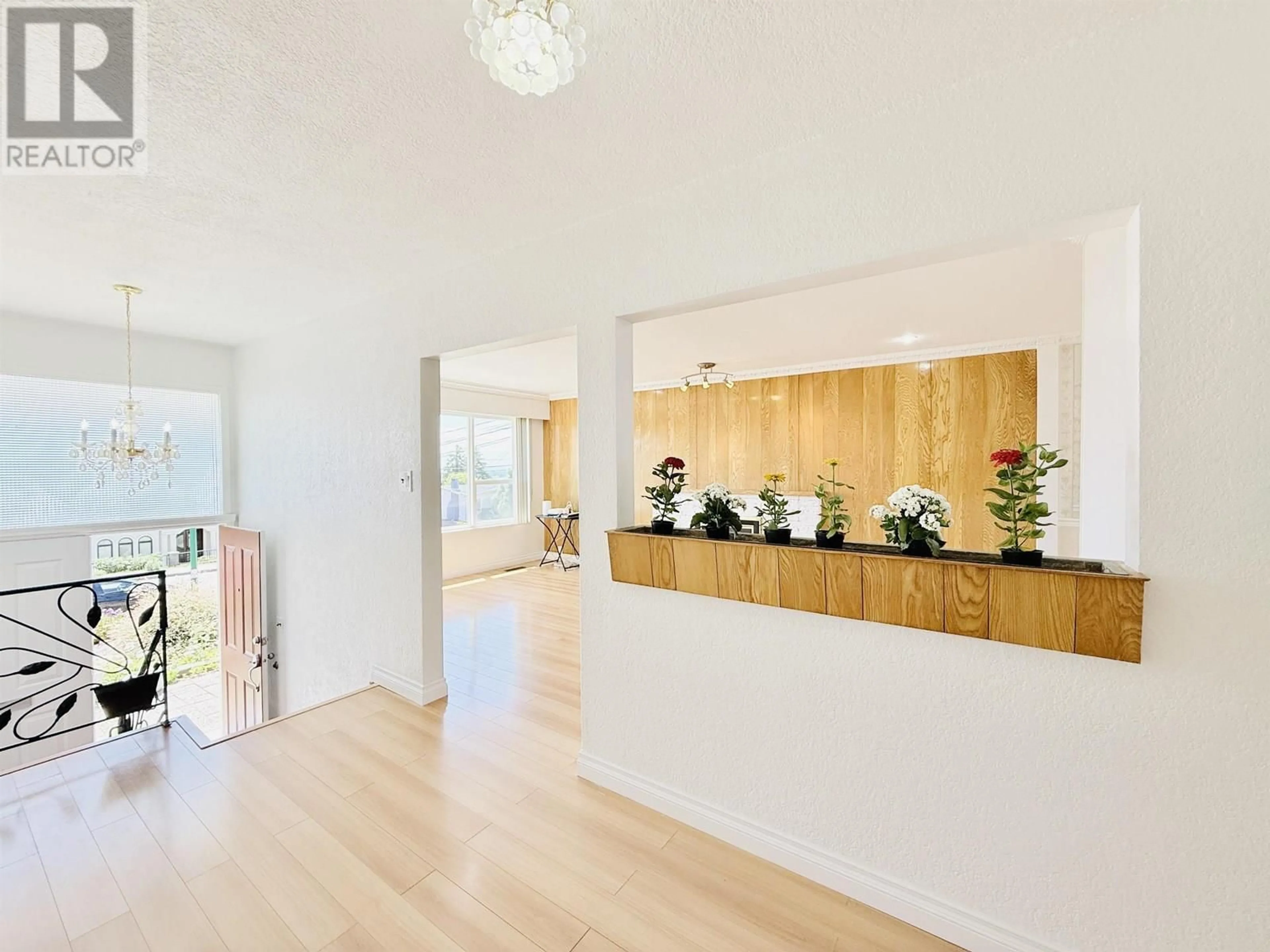 Indoor foyer for 4459 RUMBLE STREET, Burnaby British Columbia V5J2A4