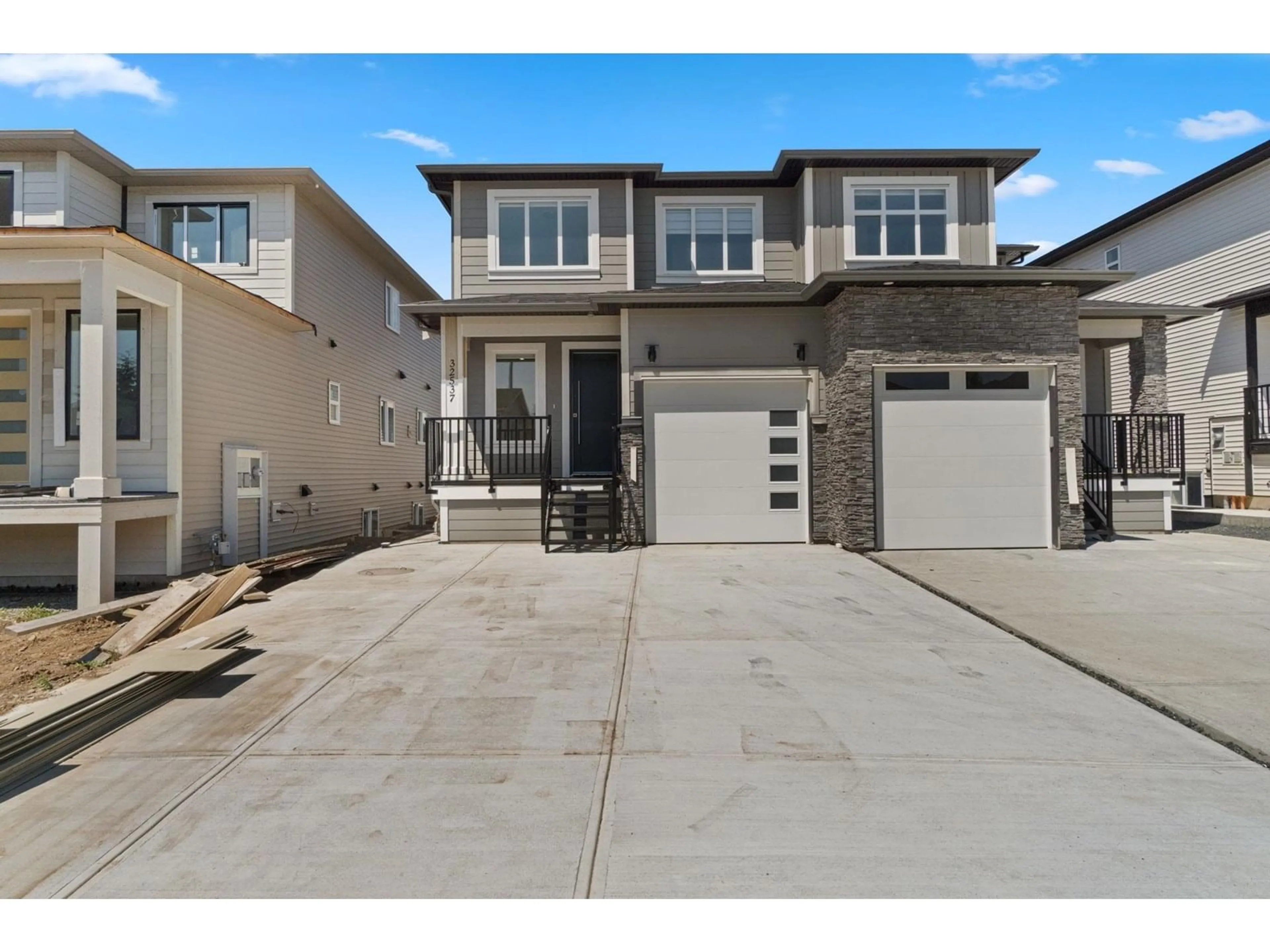 Home with vinyl exterior material, street for 32537 HIGGINBOTTOM, Mission British Columbia V2V2T7