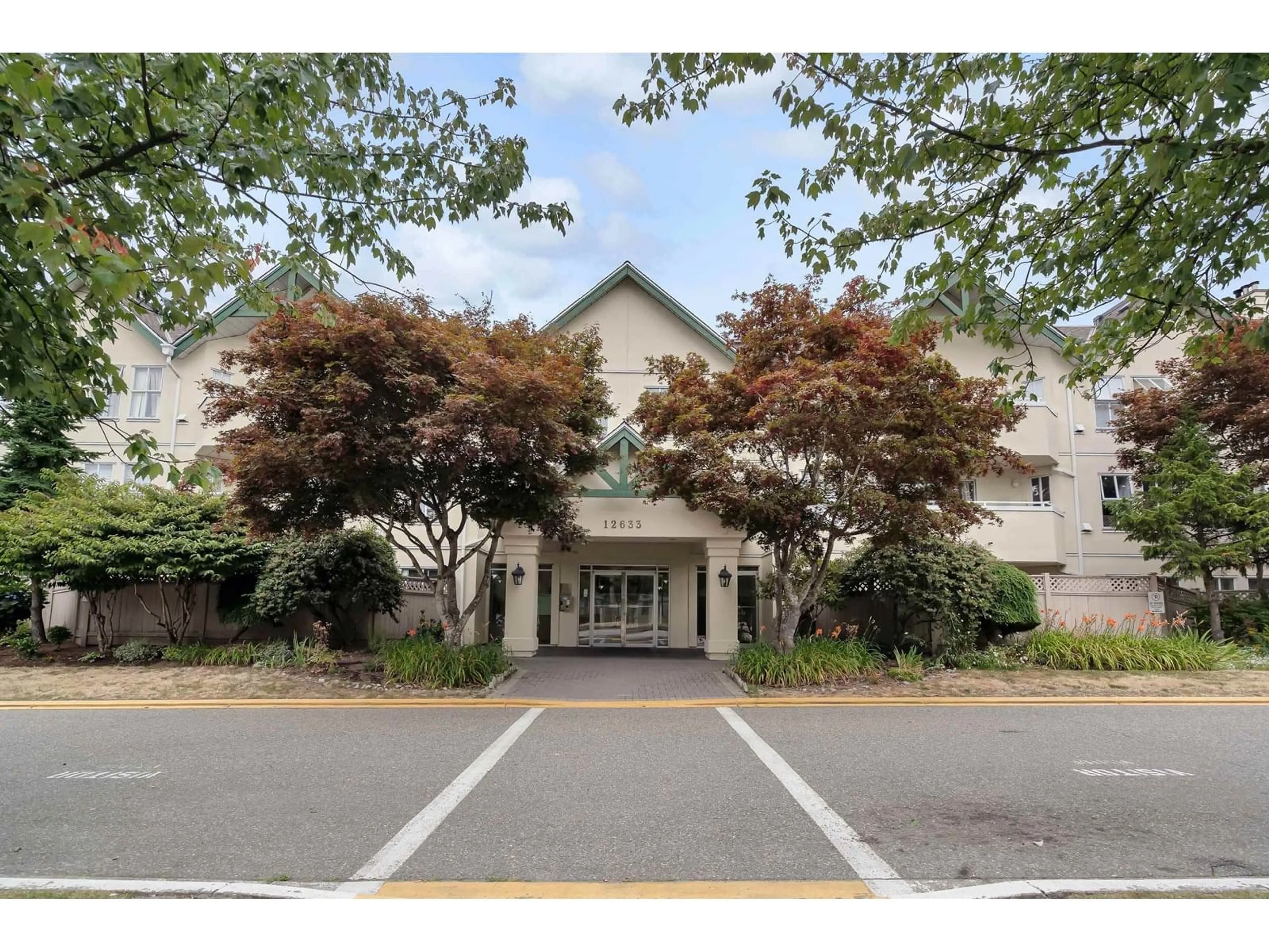 Indoor foyer for 211 - 12633 72, Surrey British Columbia V3W0A4