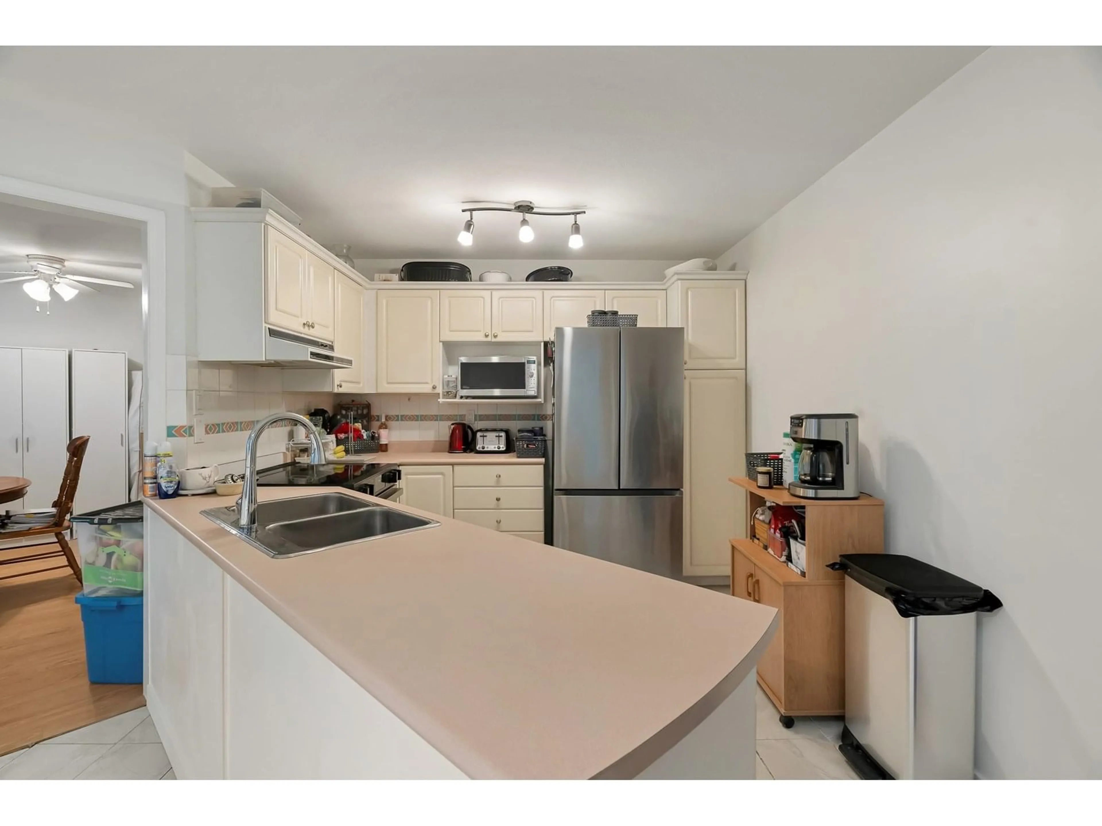 Standard kitchen, unknown for 211 - 12633 72, Surrey British Columbia V3W0A4