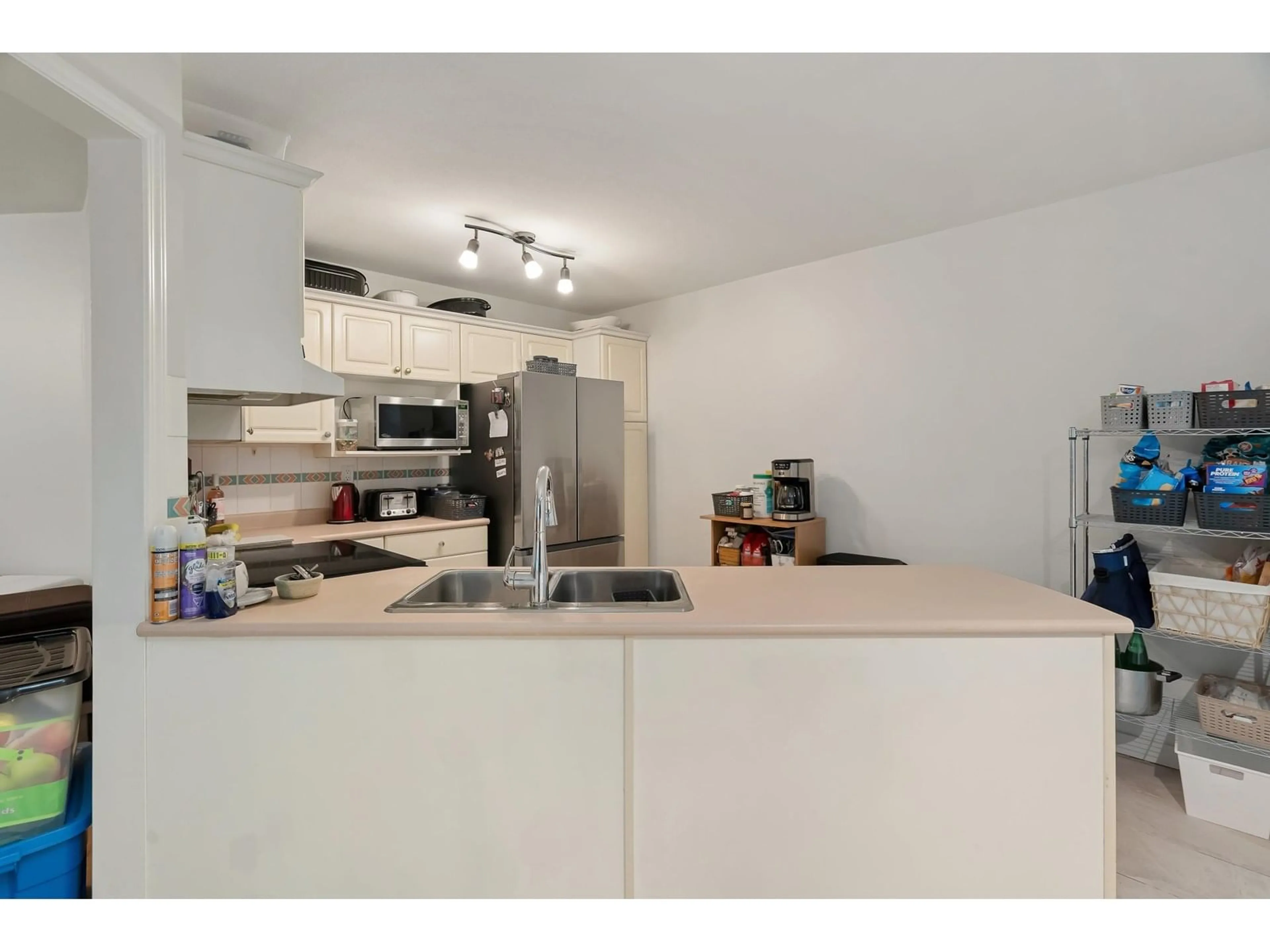 Standard kitchen, unknown for 211 - 12633 72, Surrey British Columbia V3W0A4