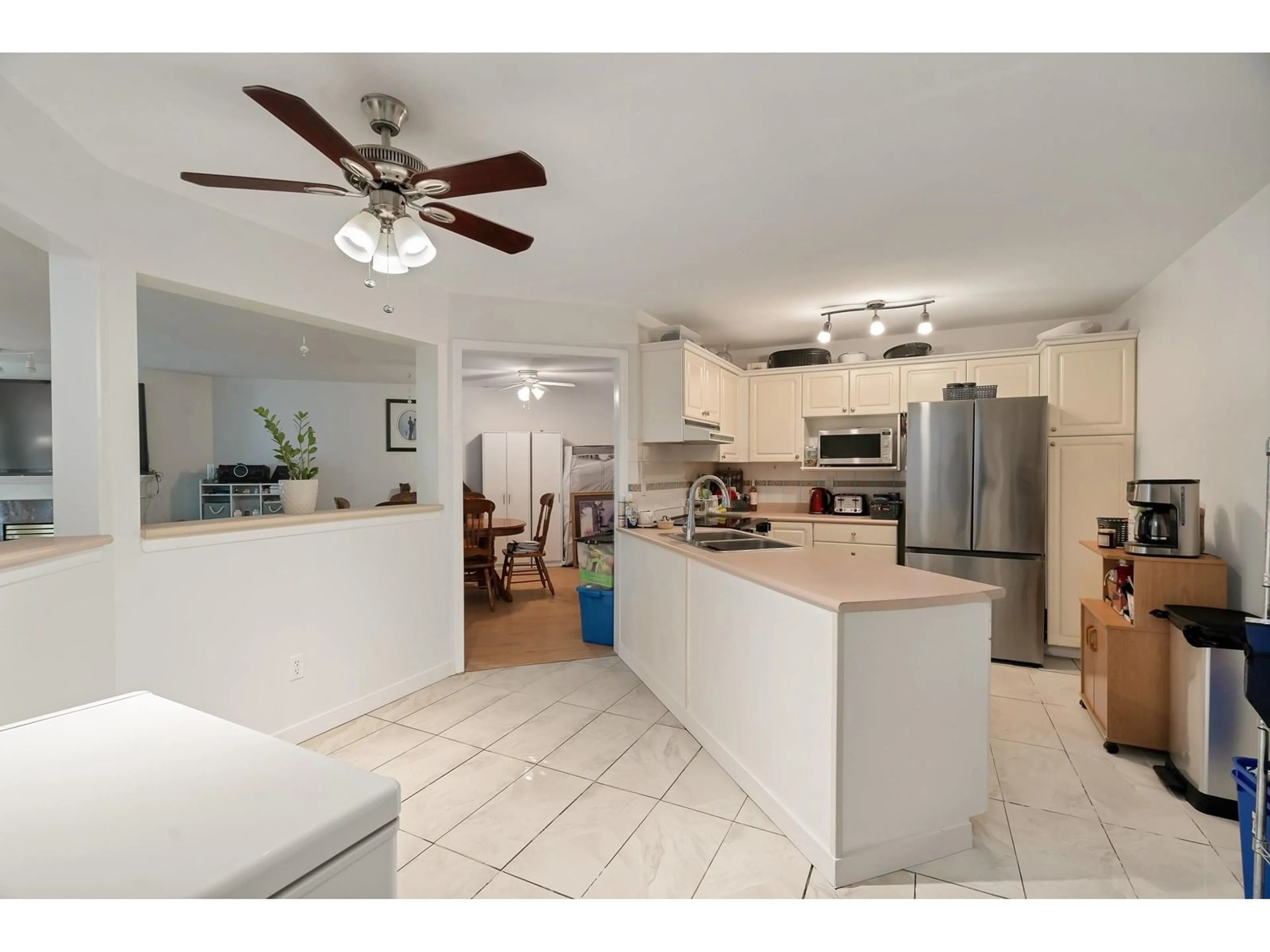 Open concept kitchen, ceramic/tile floor for 211 - 12633 72, Surrey British Columbia V3W0A4