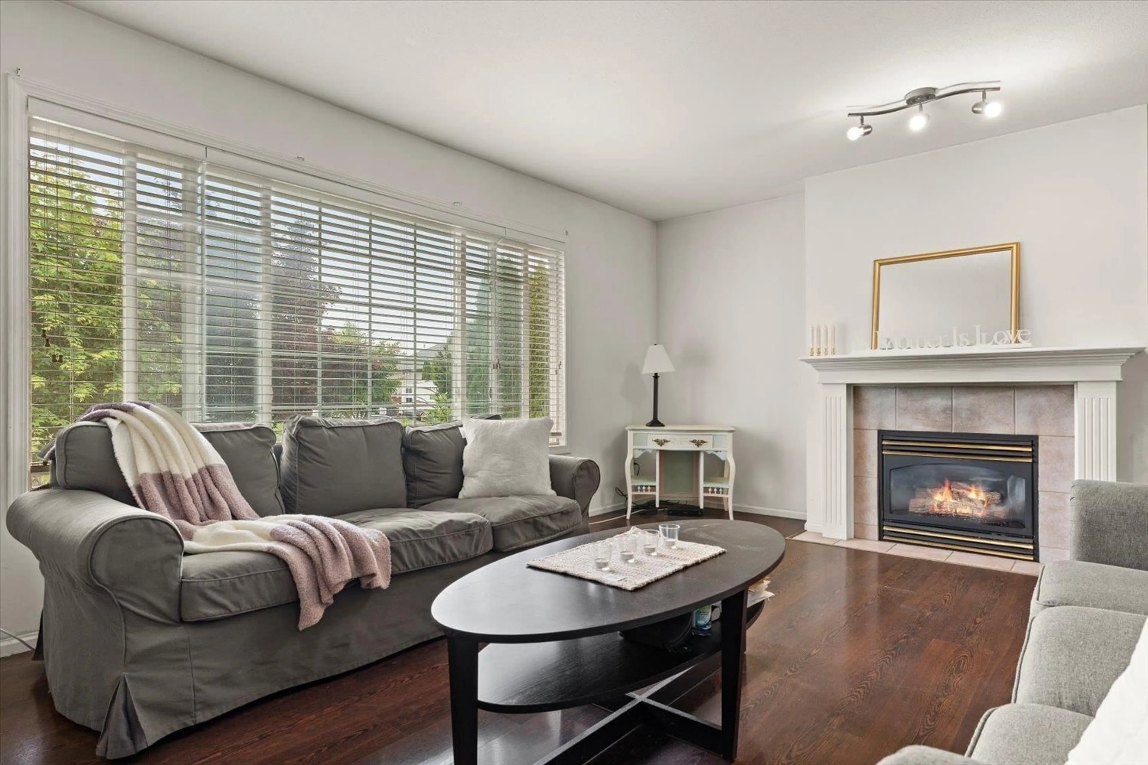 Living room with furniture, wood/laminate floor for 10264 PARKWOOD DRIVE, Rosedale British Columbia V0X1X1