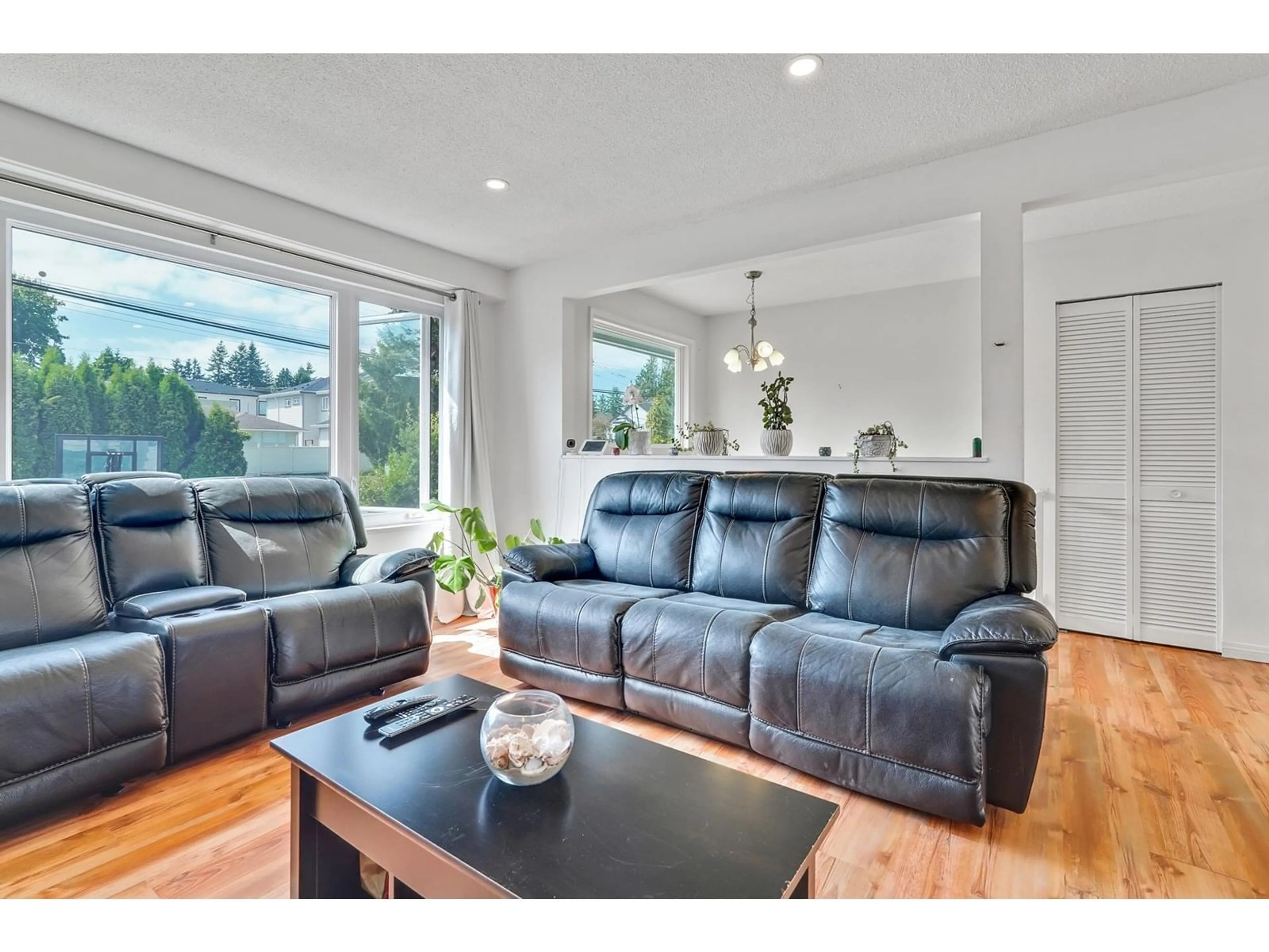 Living room with furniture, wood/laminate floor for 1728 156, Surrey British Columbia V4A4T1