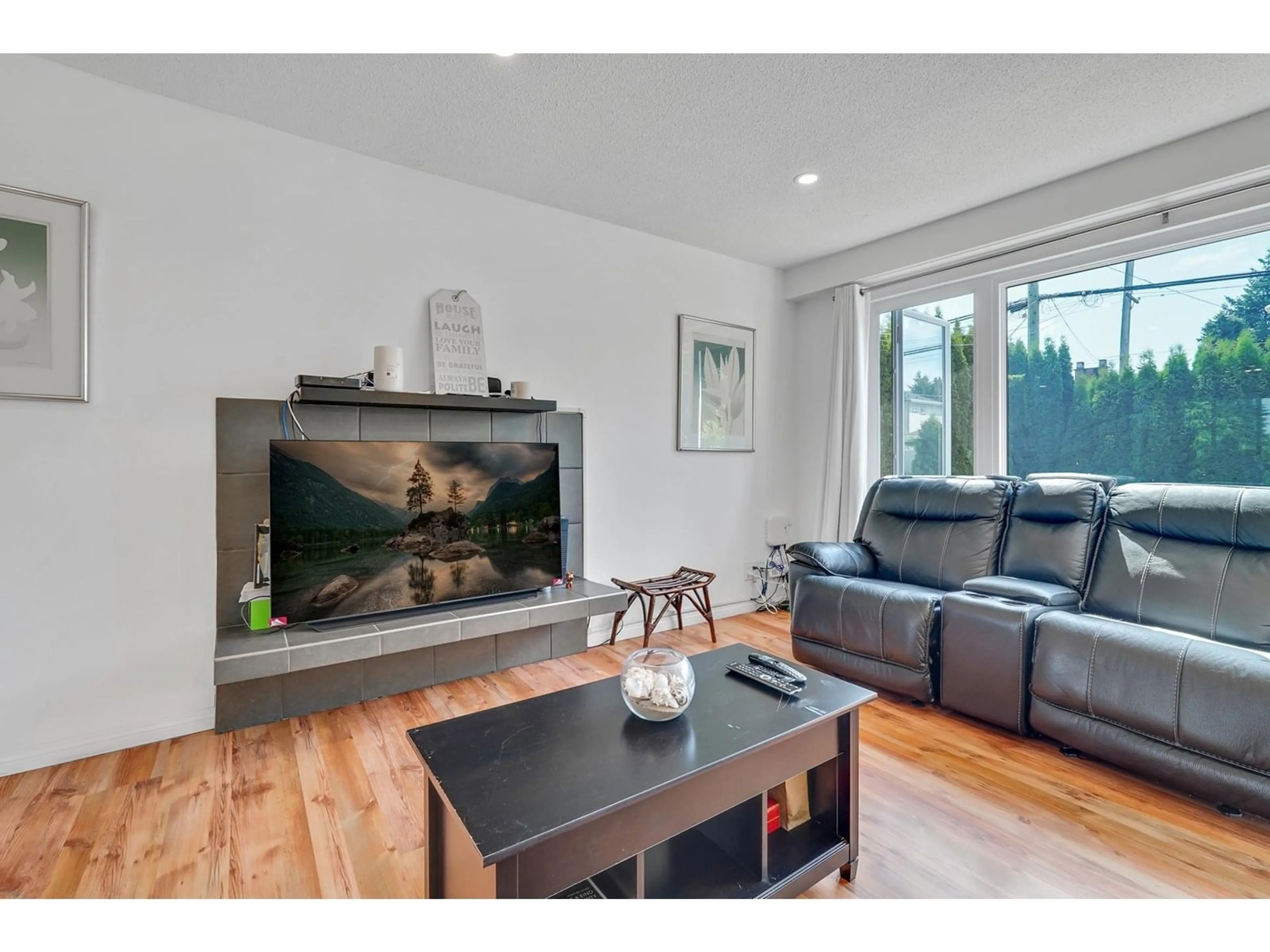 Living room with furniture, wood/laminate floor for 1728 156, Surrey British Columbia V4A4T1