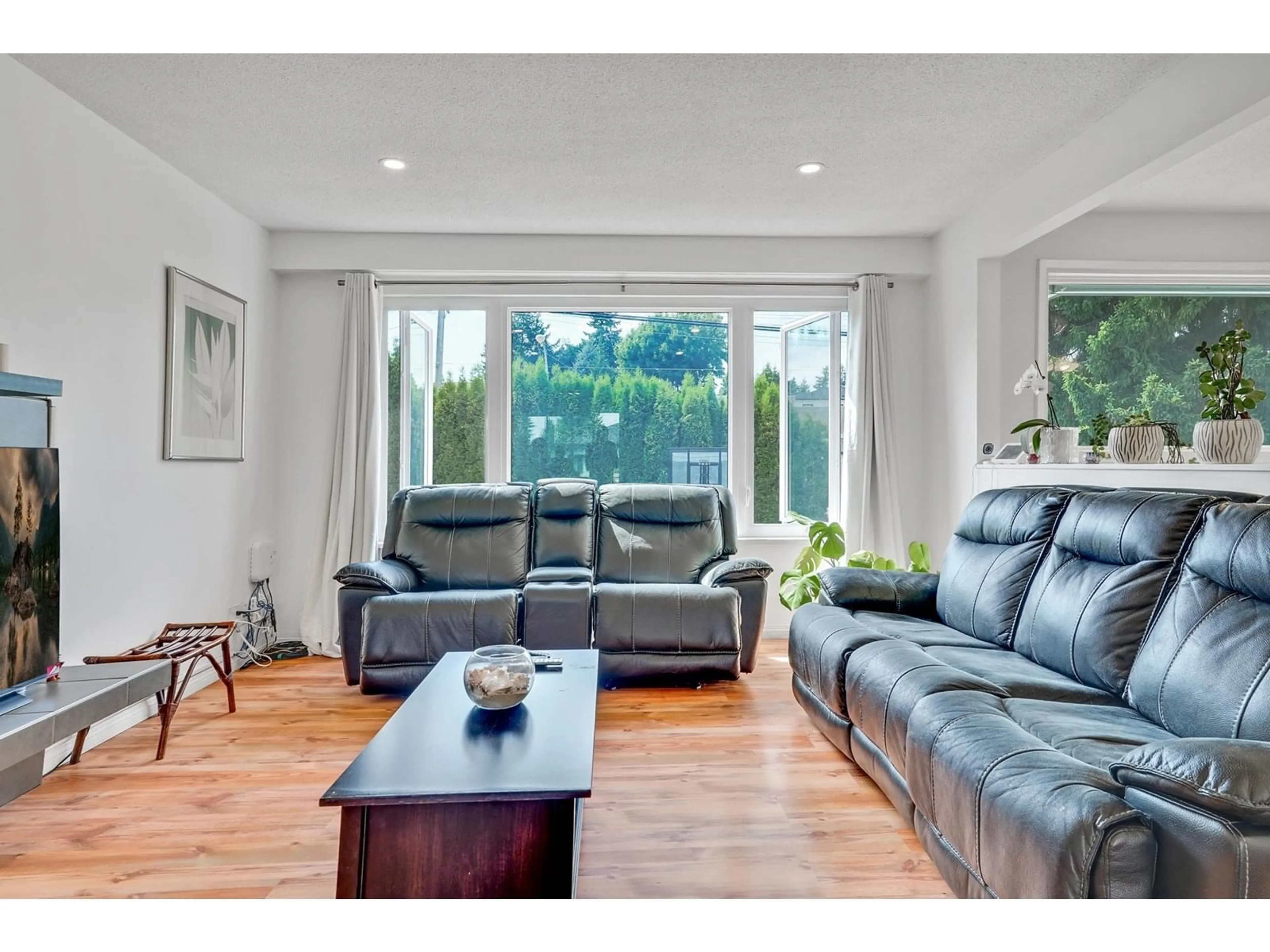 Living room with furniture, unknown for 1728 156, Surrey British Columbia V4A4T1