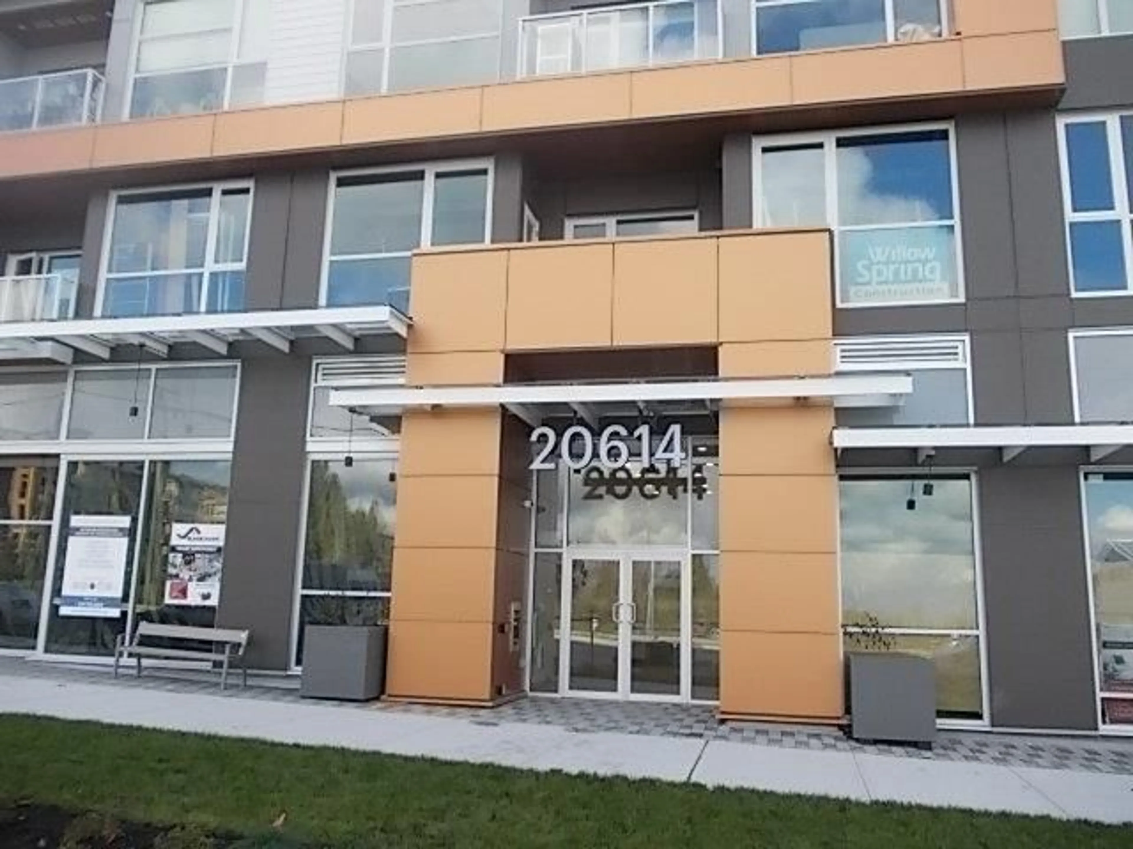 Indoor foyer for 306 - 20614 80, Langley British Columbia V2Y3W7