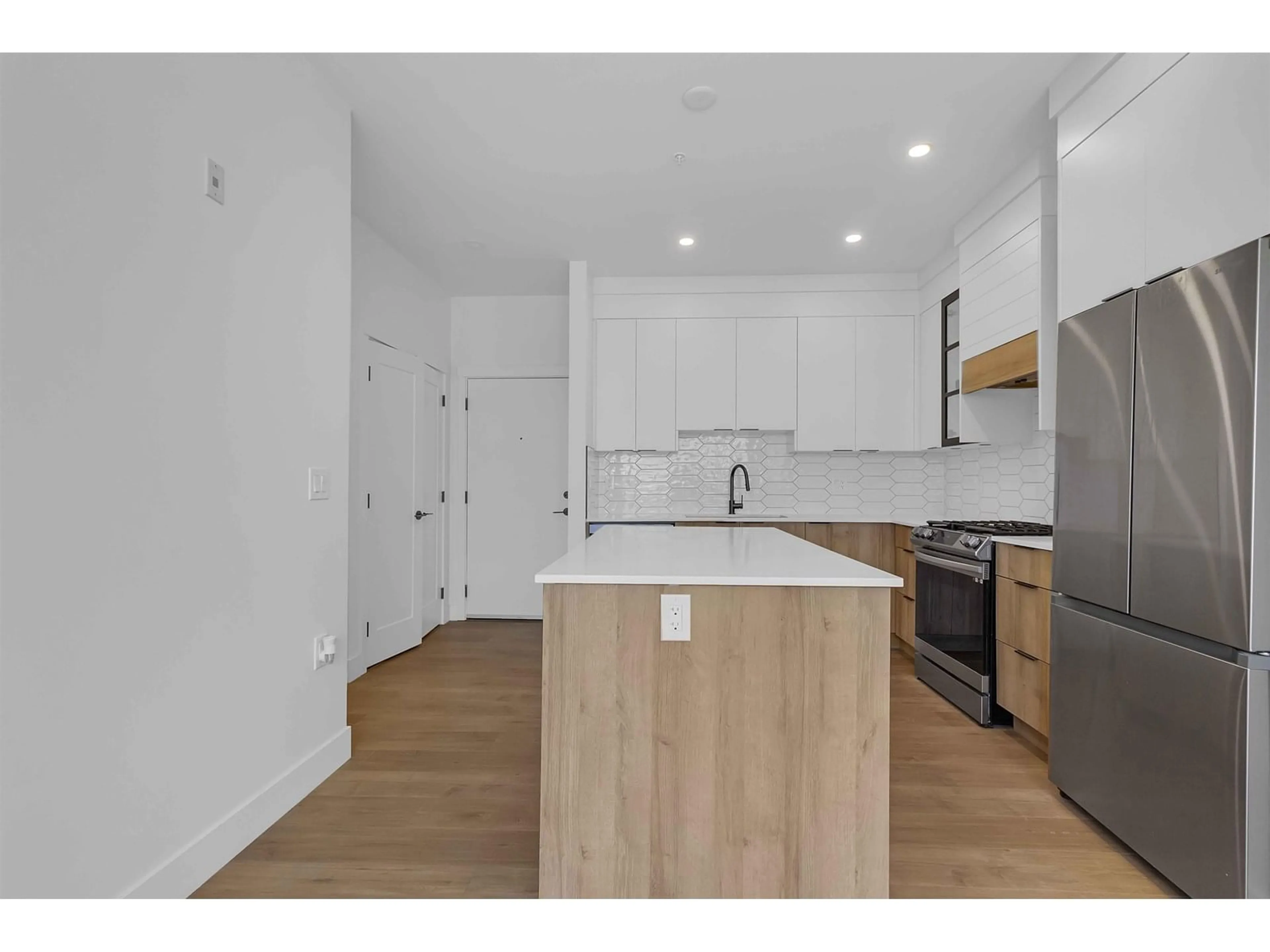 Open concept kitchen, wood/laminate floor for 306 - 20614 80, Langley British Columbia V2Y3W7