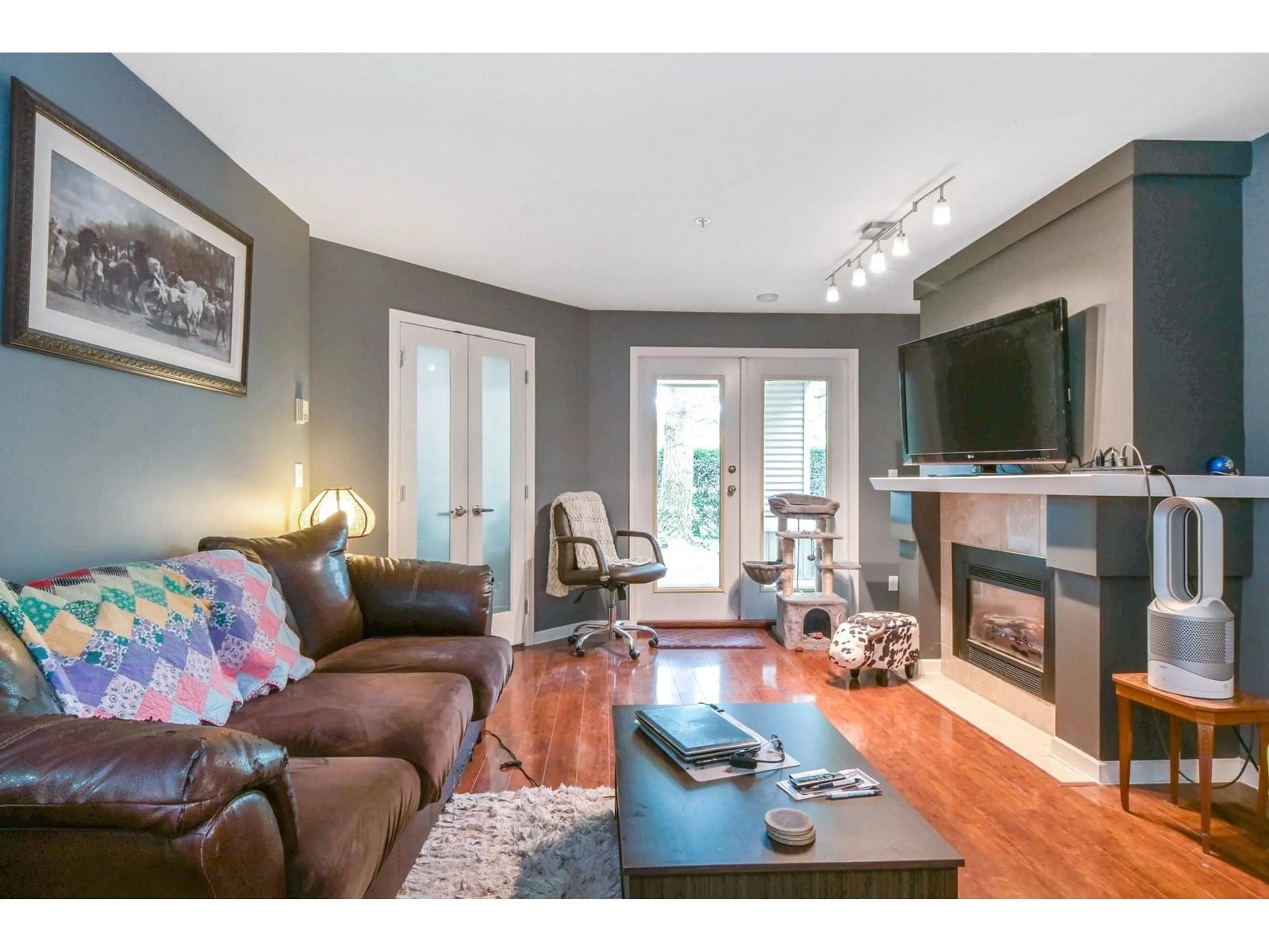 Living room with furniture, wood/laminate floor for 107 - 22015 48, Langley British Columbia V3A8L3
