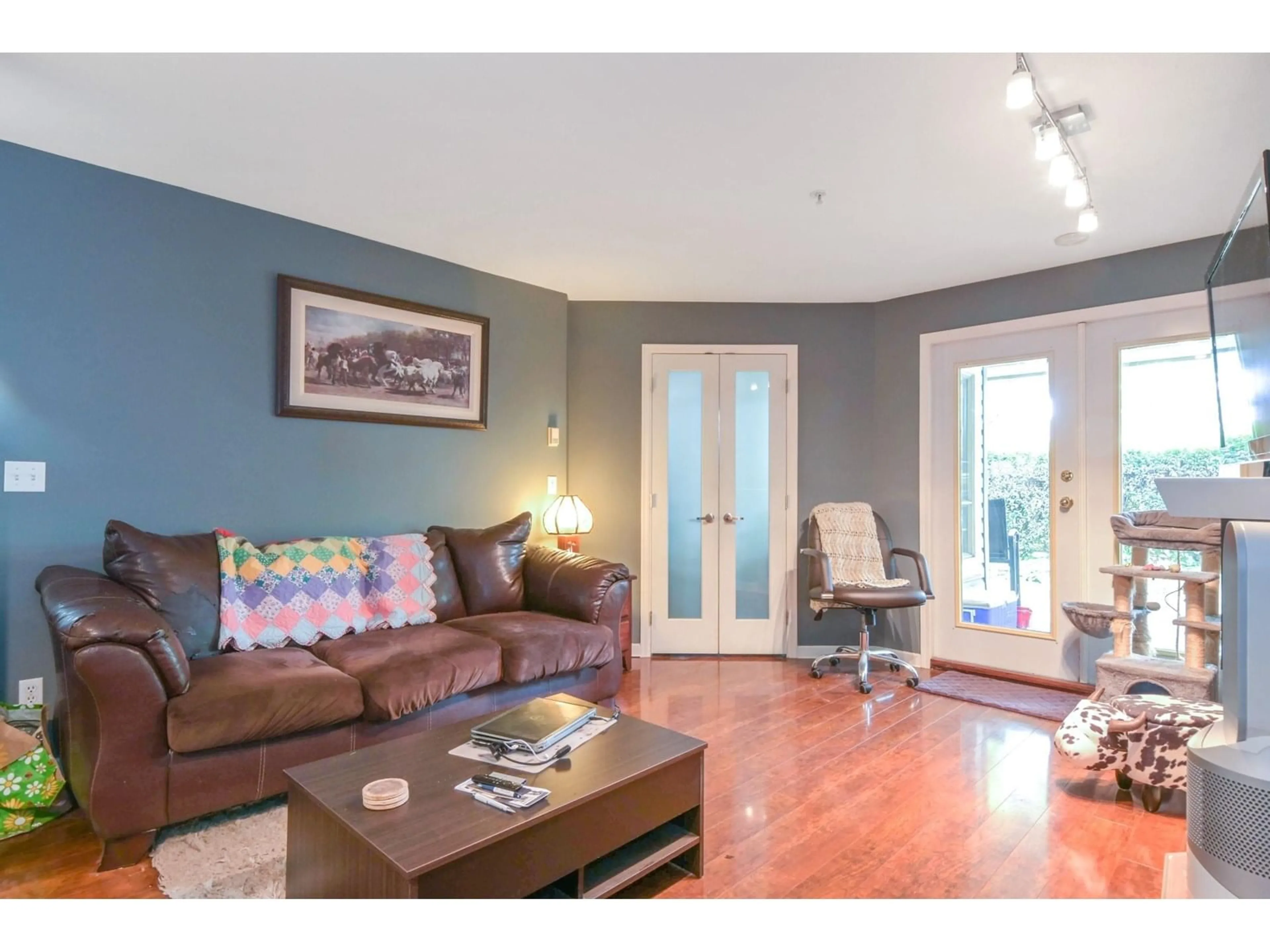 Living room with furniture, wood/laminate floor for 107 - 22015 48, Langley British Columbia V3A8L3