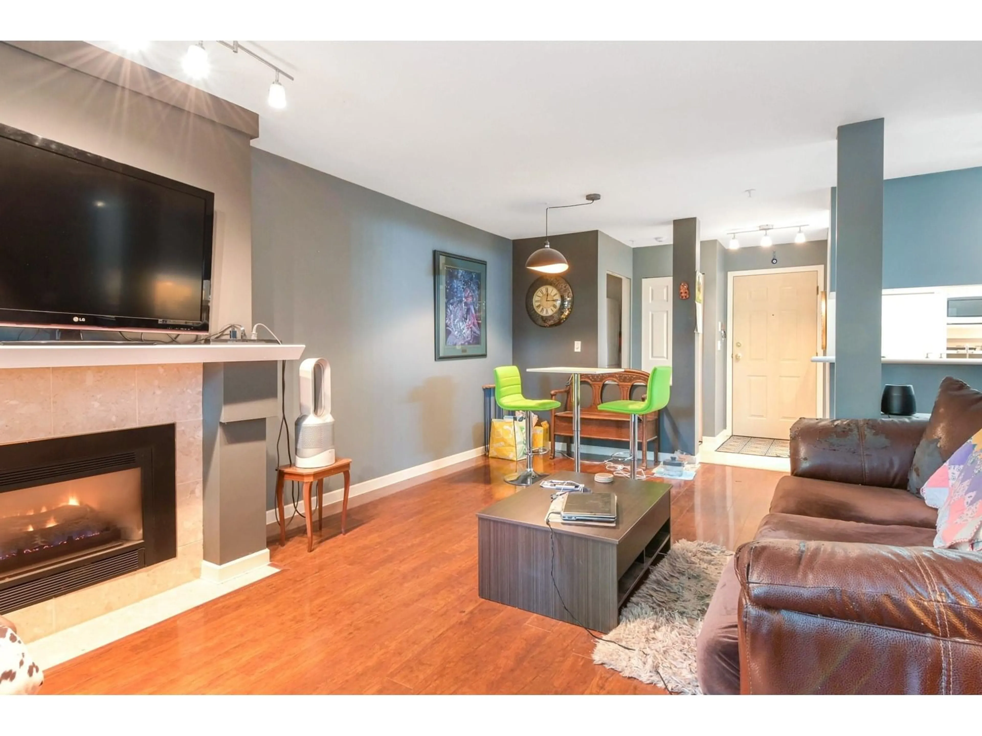 Living room with furniture, wood/laminate floor for 107 - 22015 48, Langley British Columbia V3A8L3