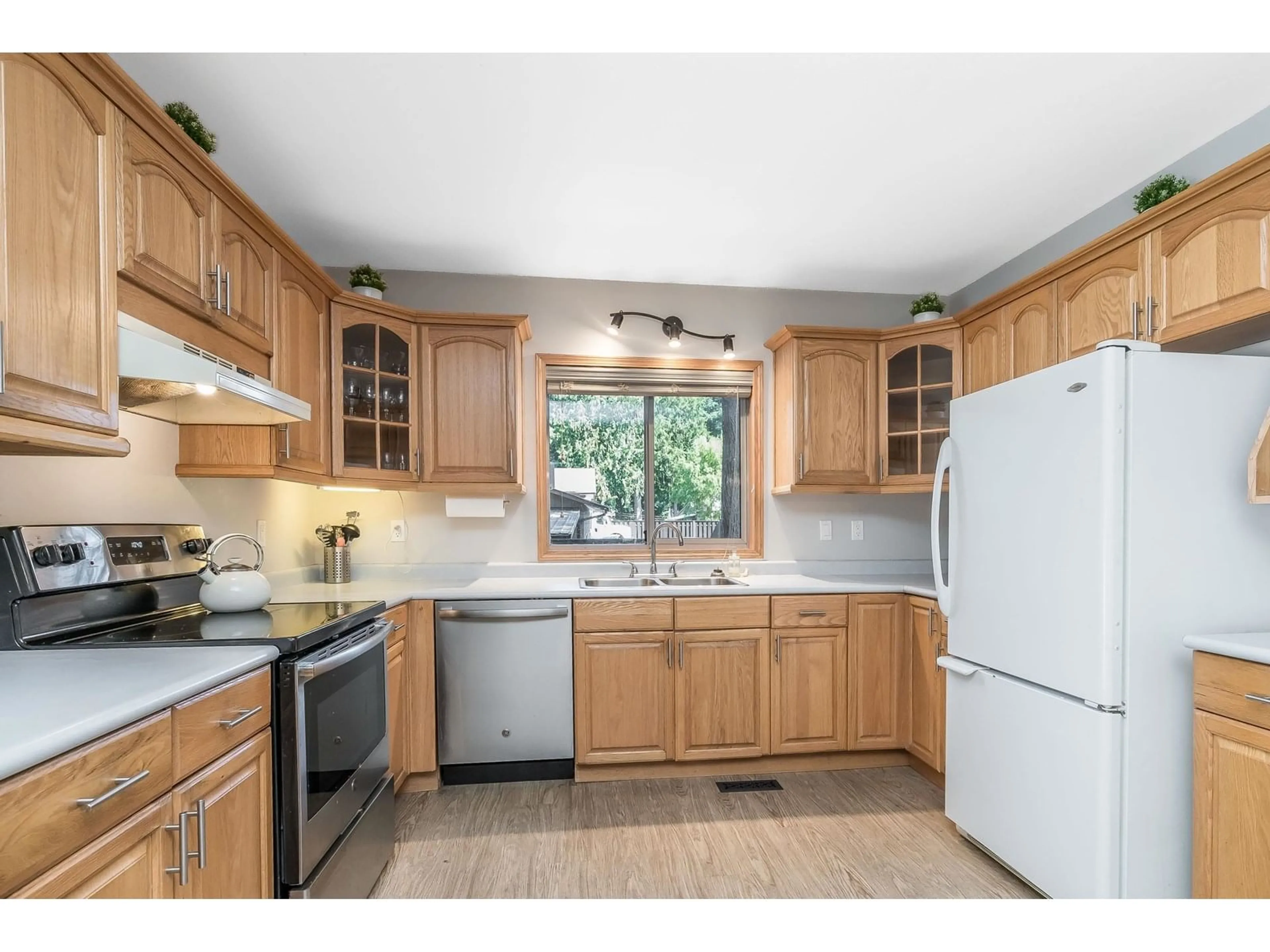 Standard kitchen, unknown for 3837 KAREN DRIVE, Cultus Lake British Columbia V2R5A5