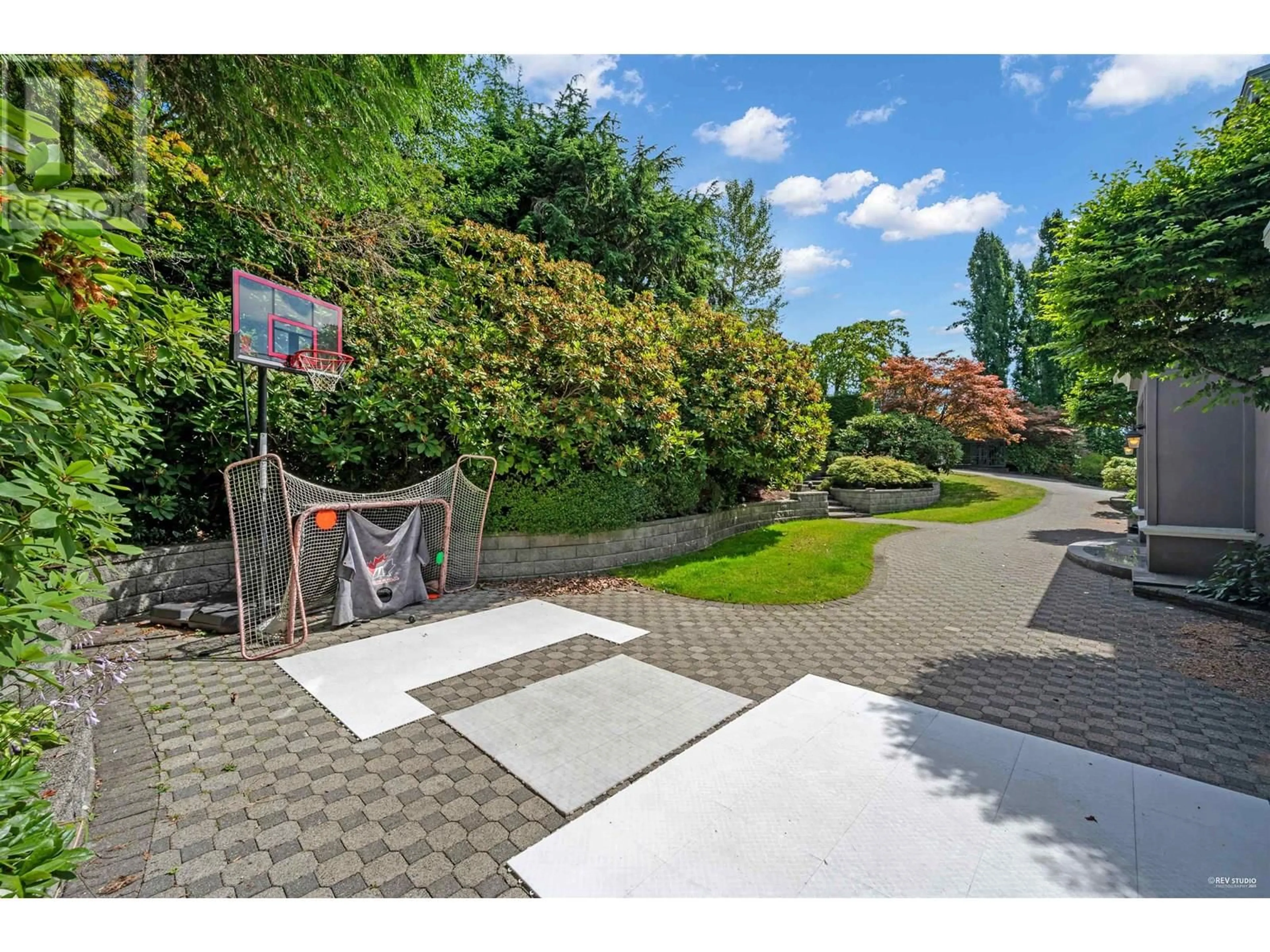 A pic from outside/outdoor area/front of a property/back of a property/a pic from drone, street for 848 FAIRMILE ROAD, West Vancouver British Columbia V7S1R3
