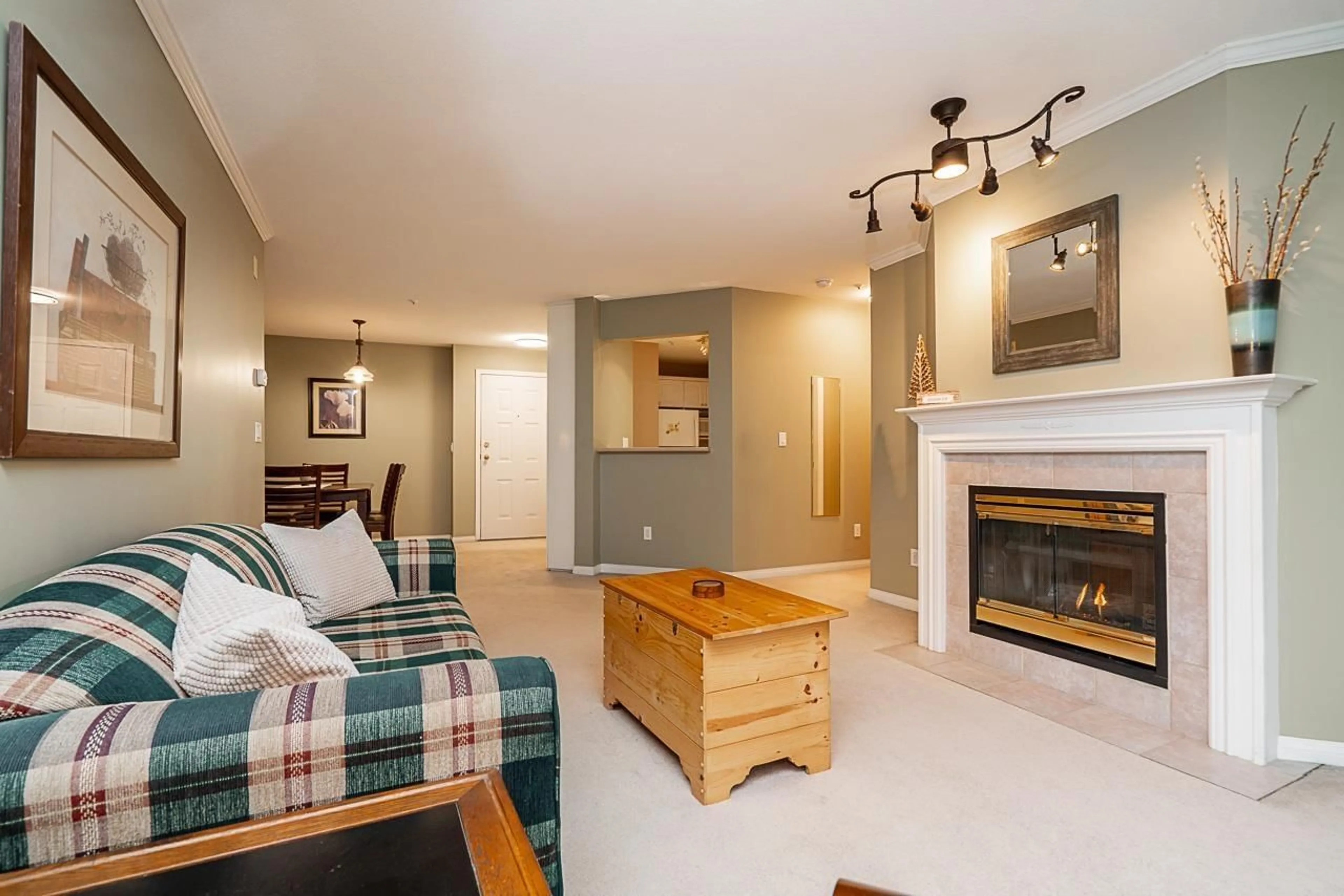 Living room with furniture, unknown for 306 - 12155 75A, Surrey British Columbia V3W1B9