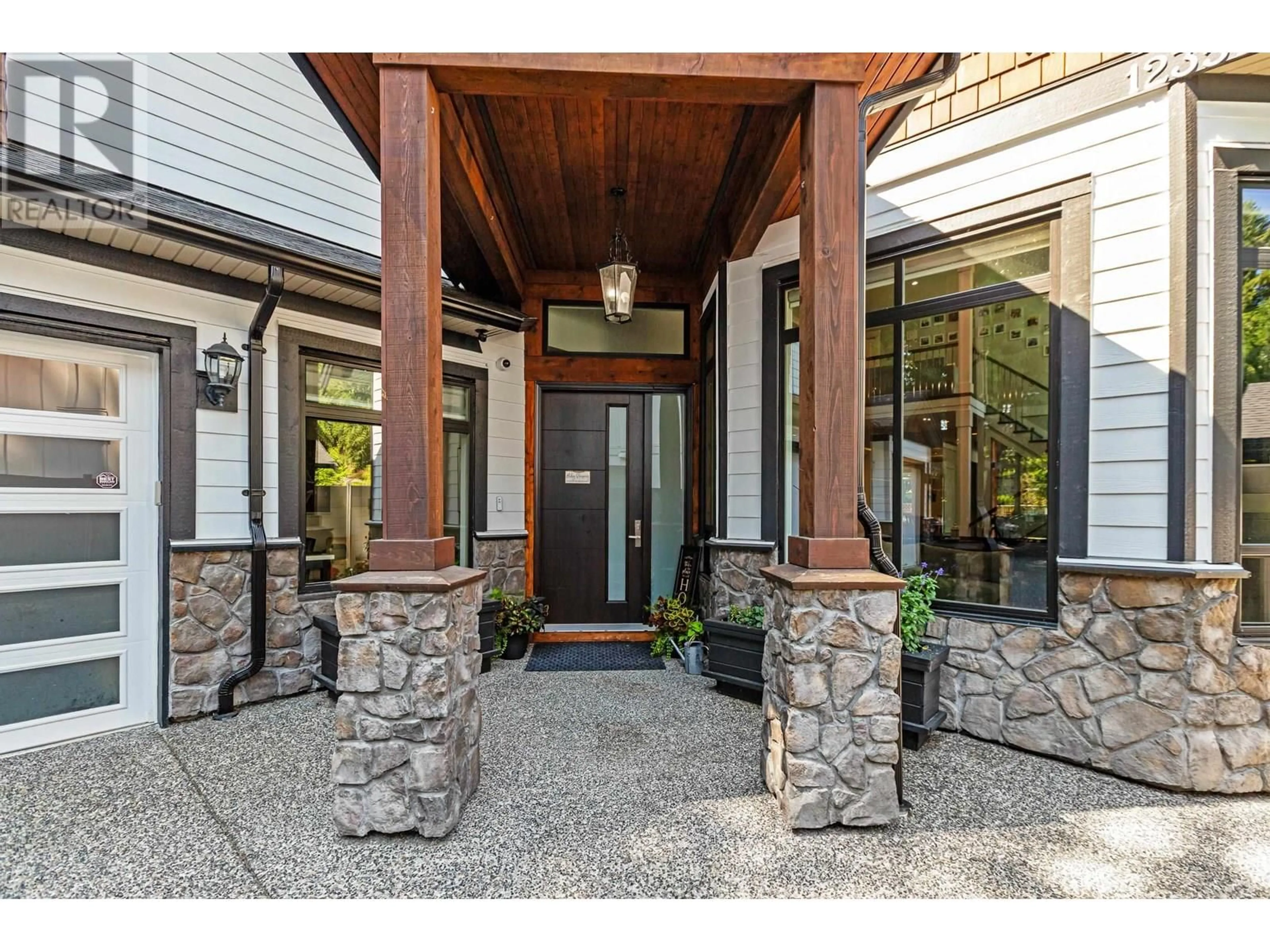 Indoor entryway for 12351 216 STREET, Maple Ridge British Columbia V2X5K2