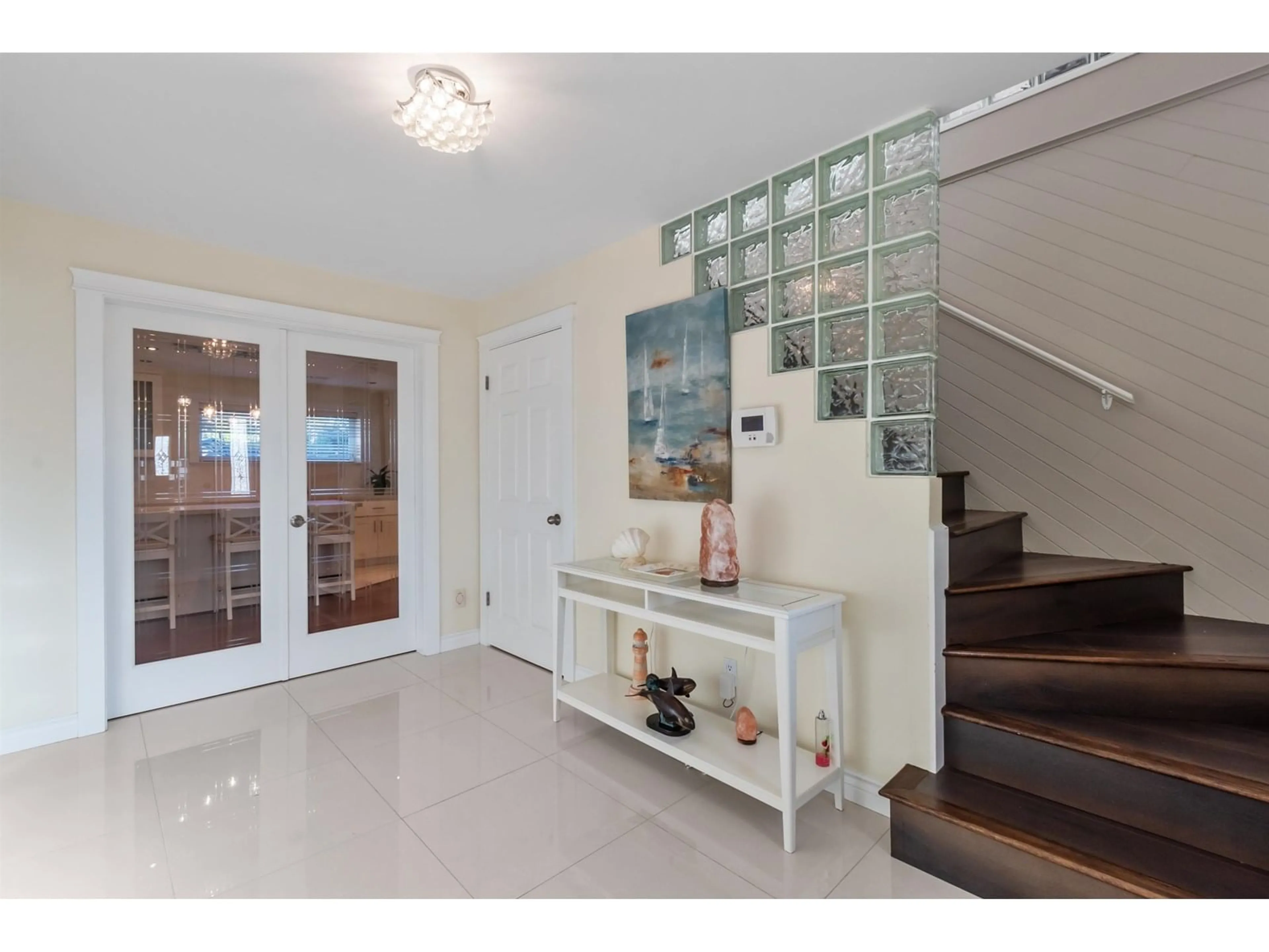 Indoor entryway for 15531 ROPER, White Rock British Columbia V4B2G4