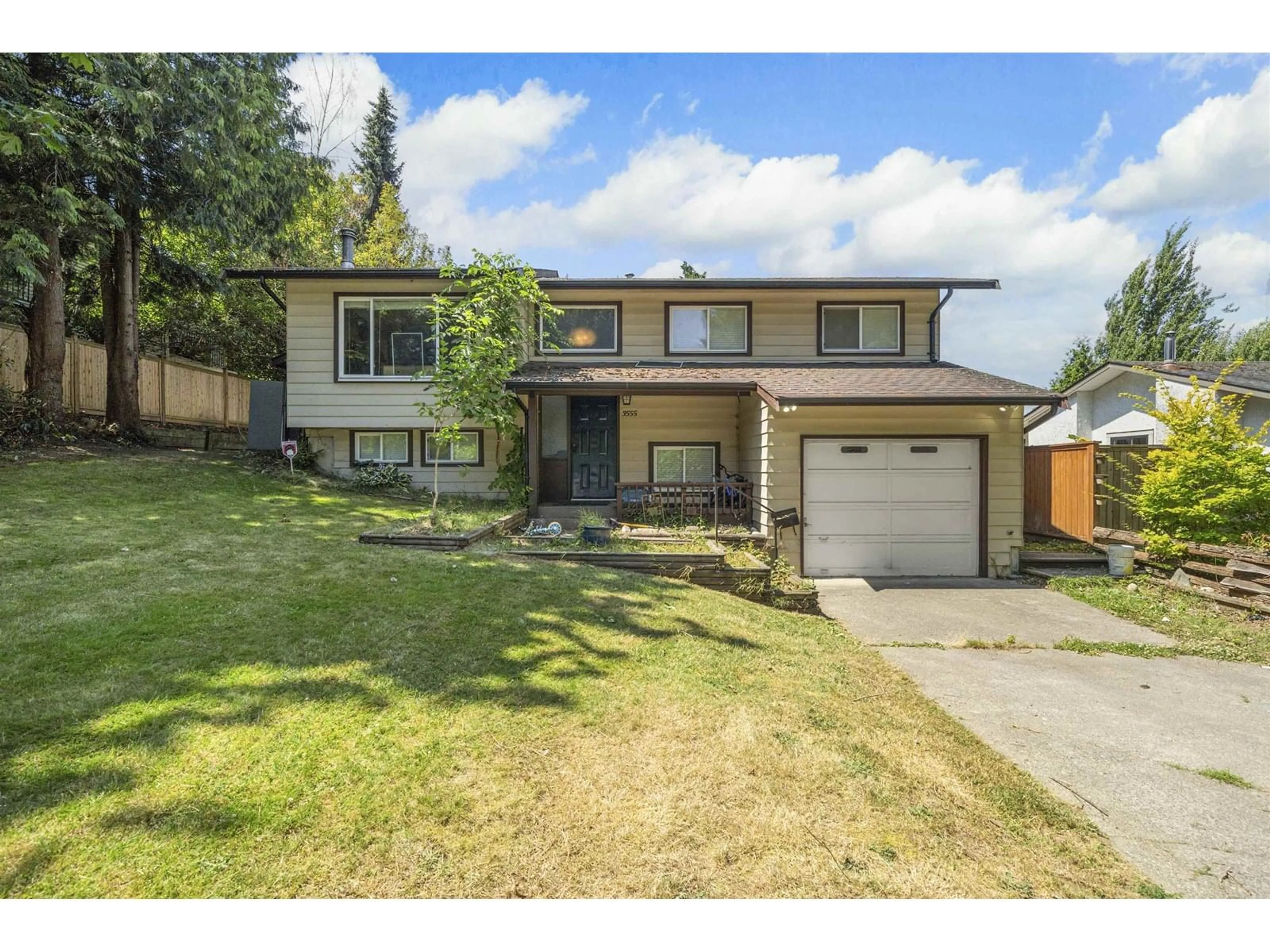 A pic from outside/outdoor area/front of a property/back of a property/a pic from drone, street for 3555 DAVIE, Abbotsford British Columbia V2S6G3