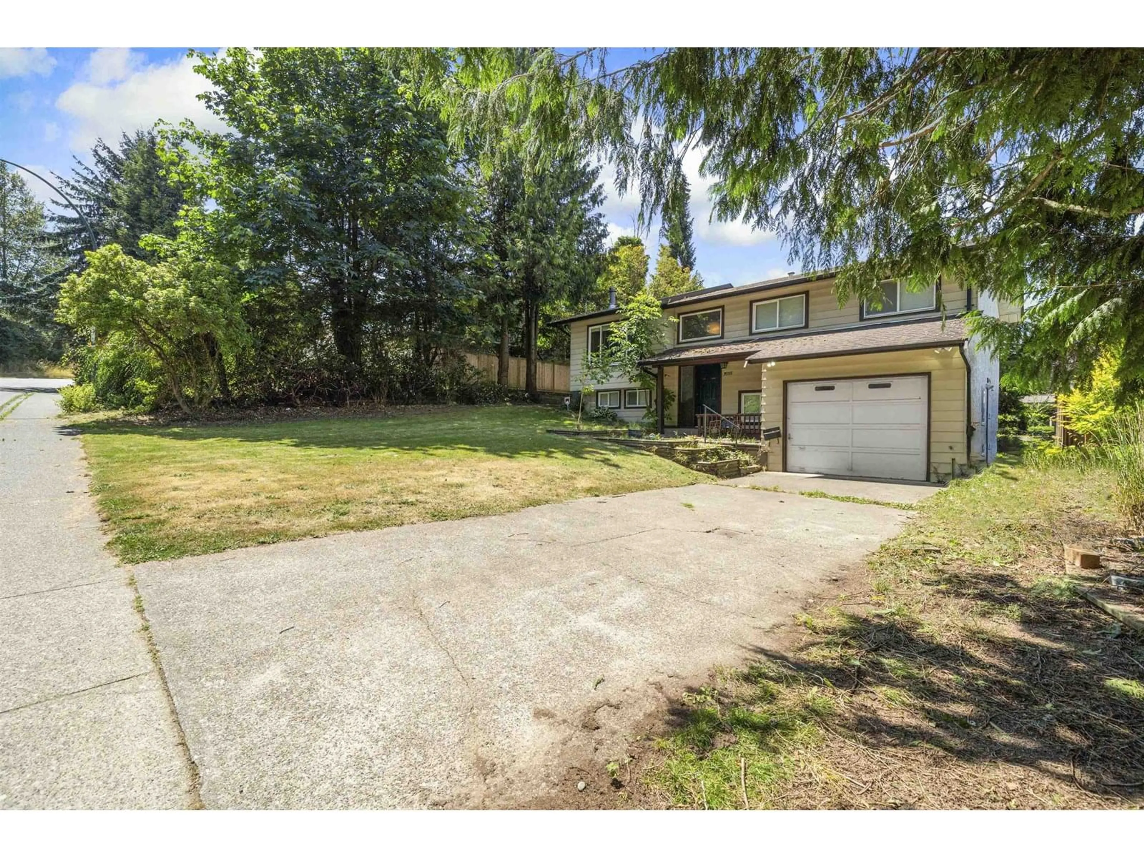 A pic from outside/outdoor area/front of a property/back of a property/a pic from drone, street for 3555 DAVIE, Abbotsford British Columbia V2S6G3