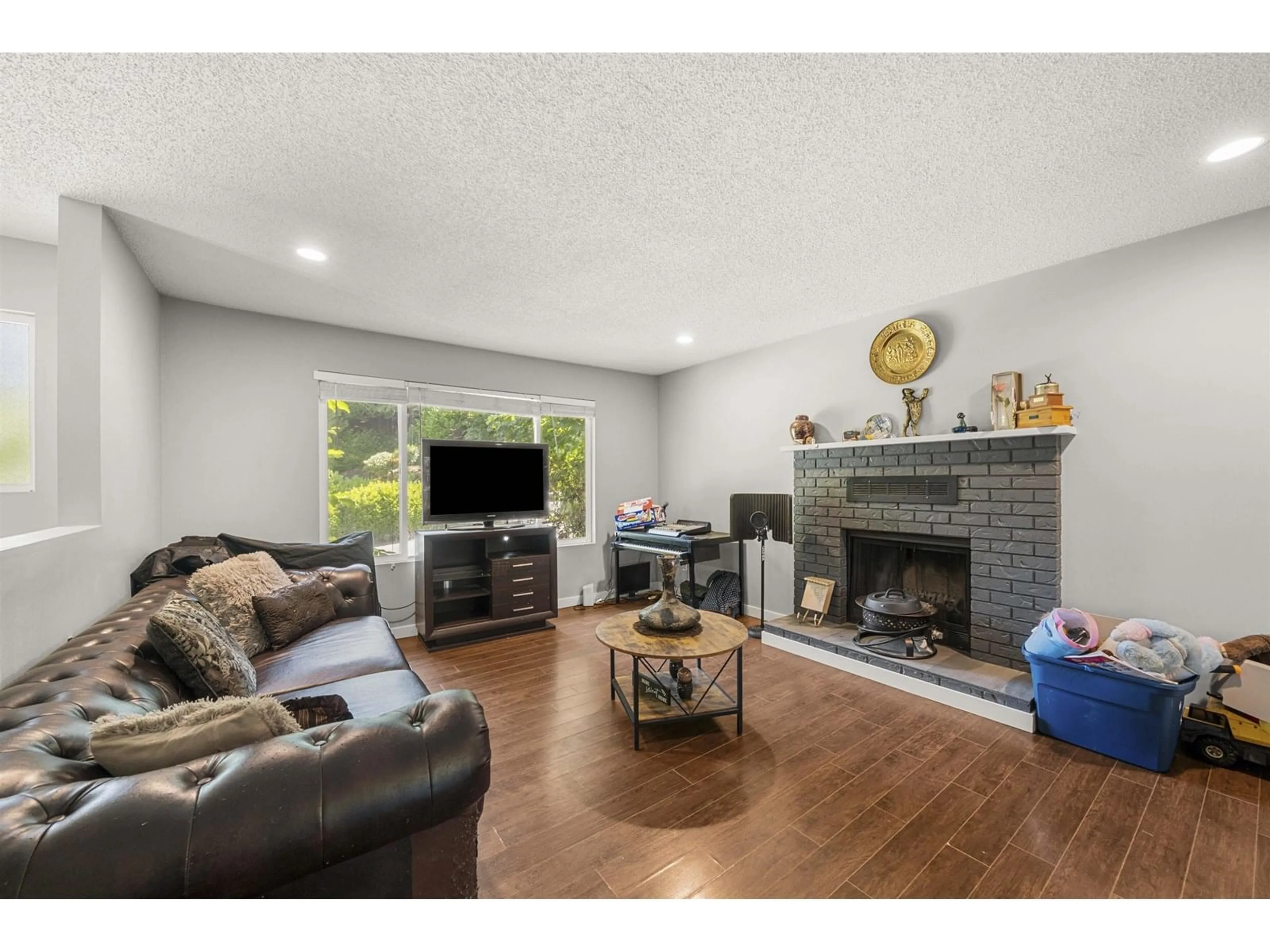 Living room with furniture, wood/laminate floor for 3555 DAVIE, Abbotsford British Columbia V2S6G3