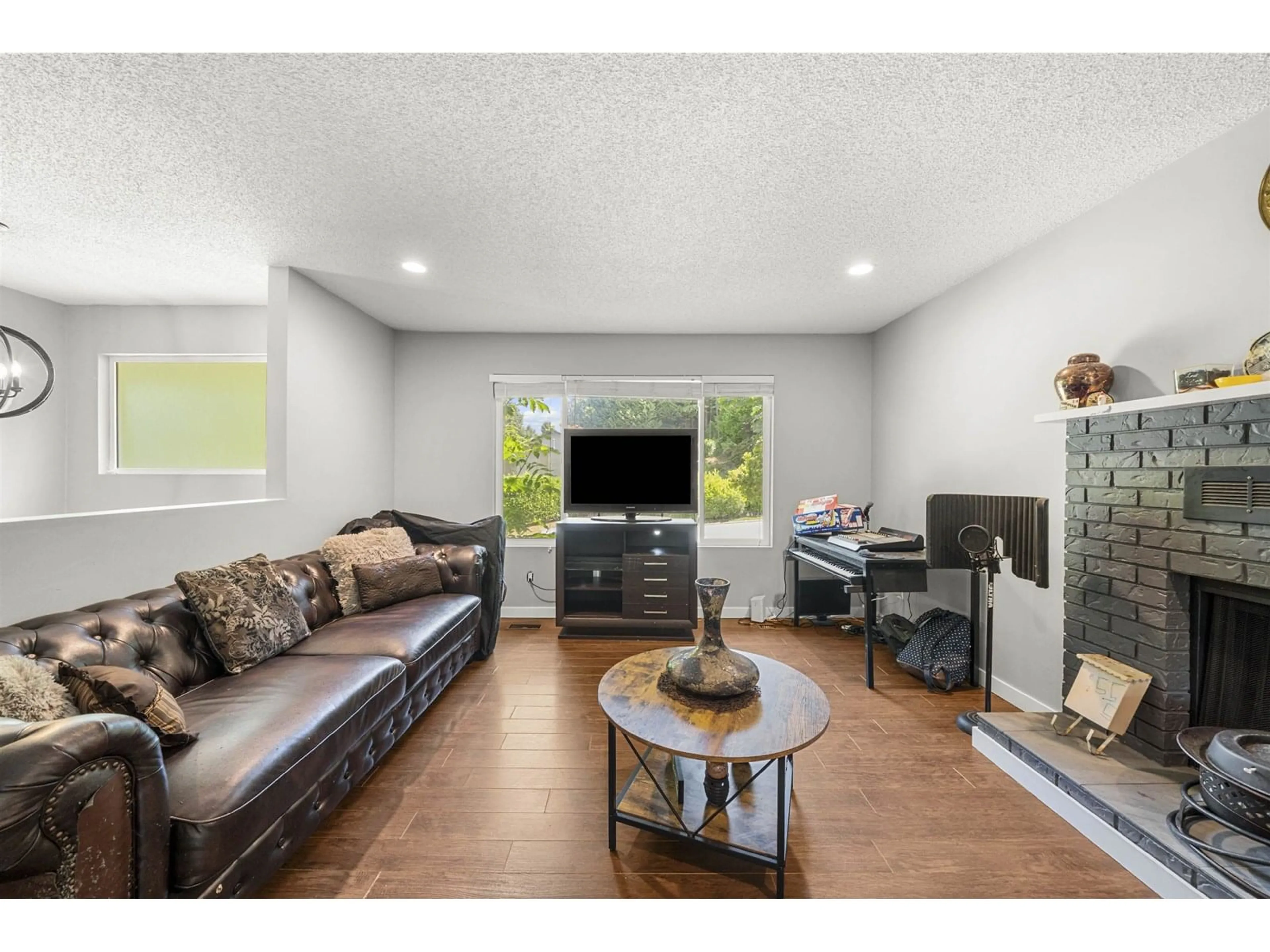 Living room with furniture, wood/laminate floor for 3555 DAVIE, Abbotsford British Columbia V2S6G3