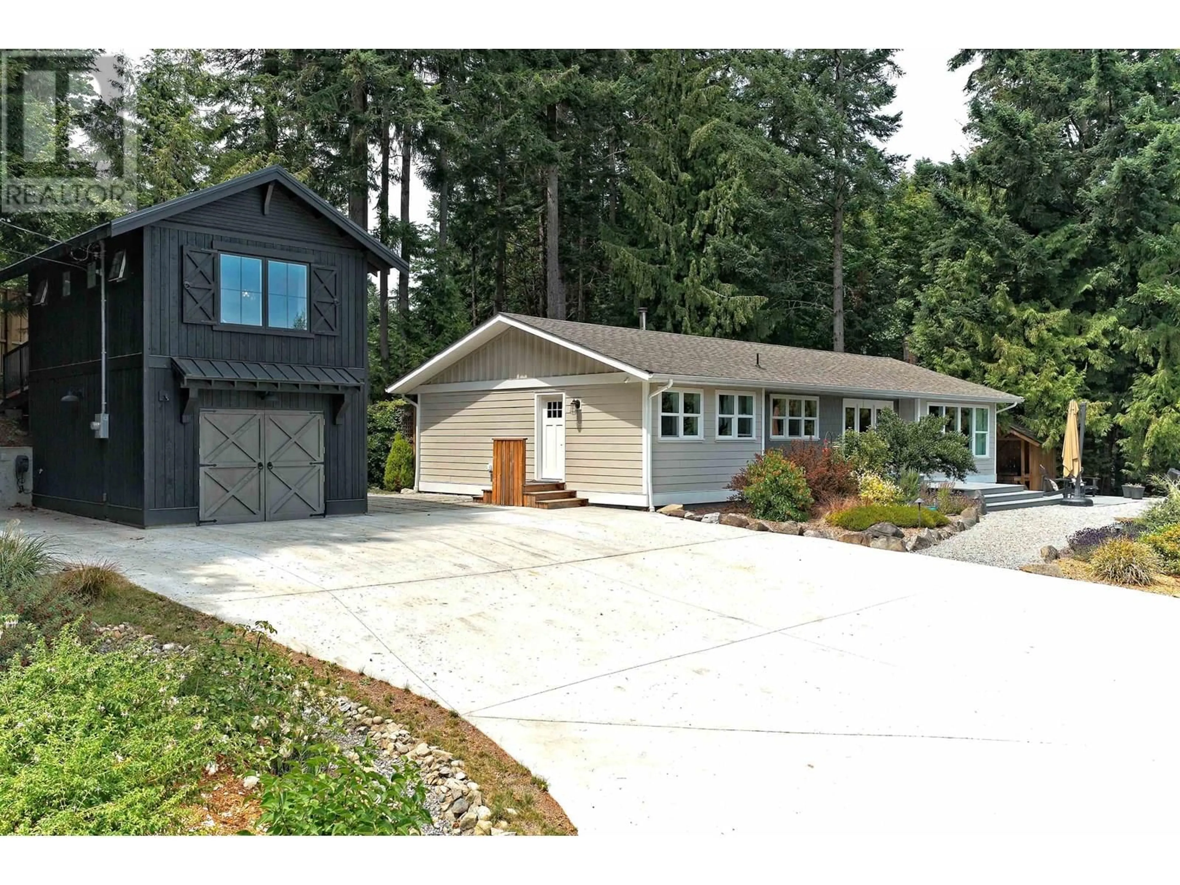 Home with vinyl exterior material, street for 118 DOUGLAS ROAD, Salt Spring Island British Columbia V8K2J2