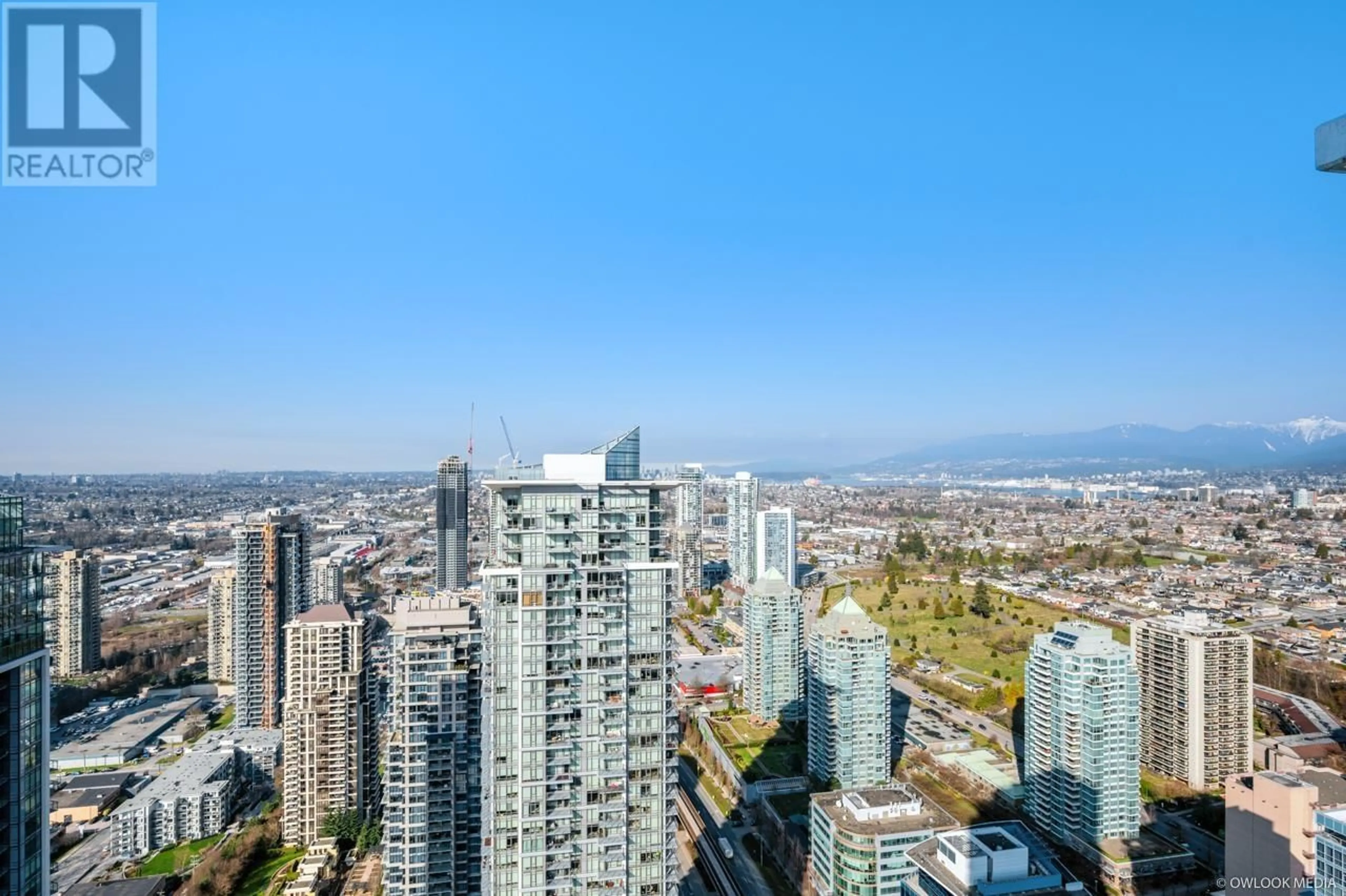 A pic from outside/outdoor area/front of a property/back of a property/a pic from drone, city buildings view from balcony for 4201 - 4485 SKYLINE DRIVE, Burnaby British Columbia V5C0J2