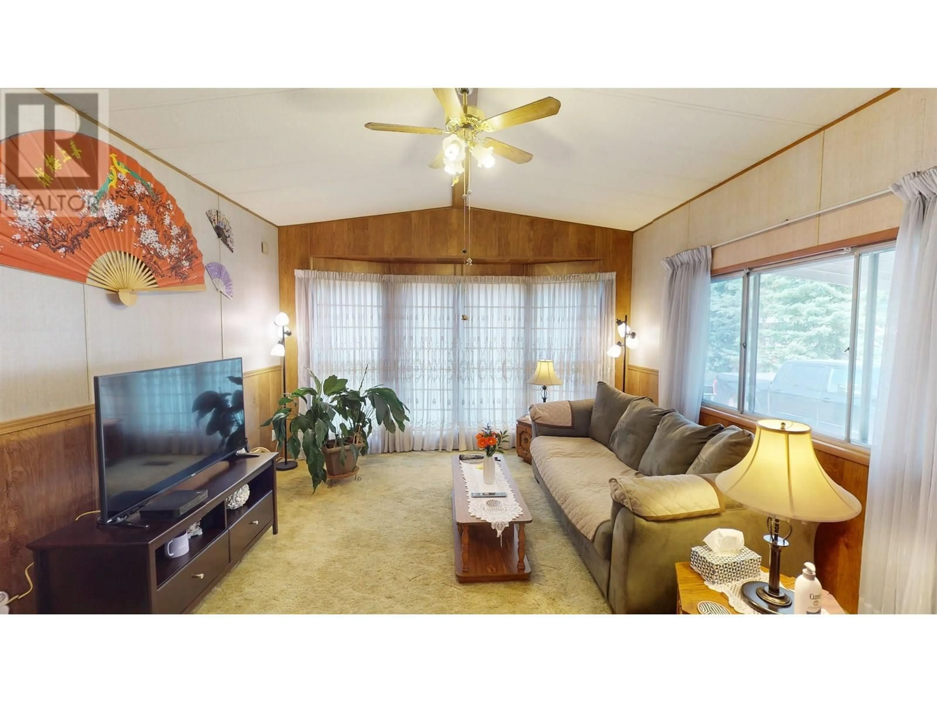 Living room with furniture, wood/laminate floor for 6 - 2610 RICHARDSON ROAD, Quesnel British Columbia V2J4R7