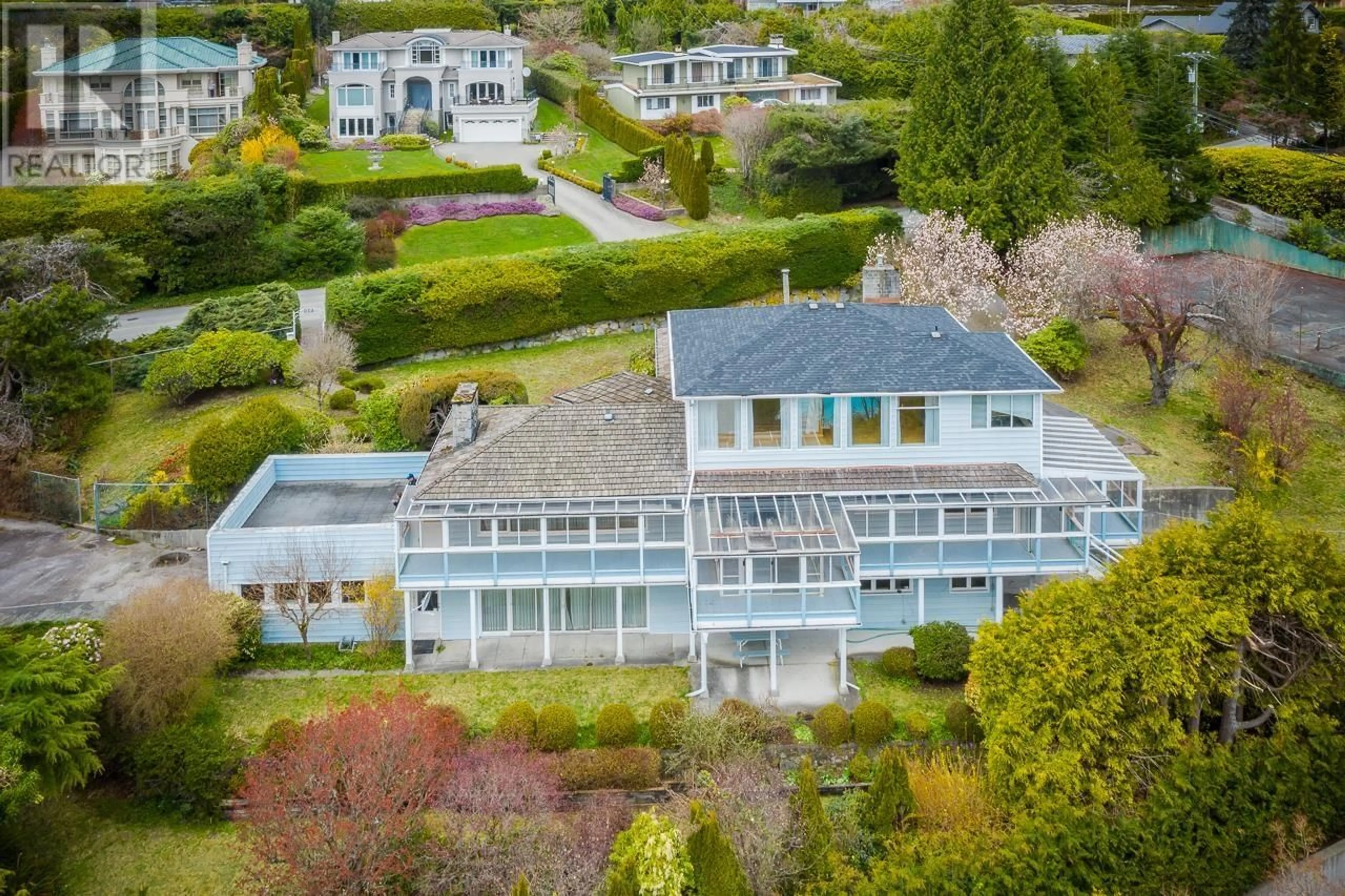 A pic from outside/outdoor area/front of a property/back of a property/a pic from drone, water/lake/river/ocean view for 650 SOUTHBOROUGH DRIVE, West Vancouver British Columbia V7S1M6