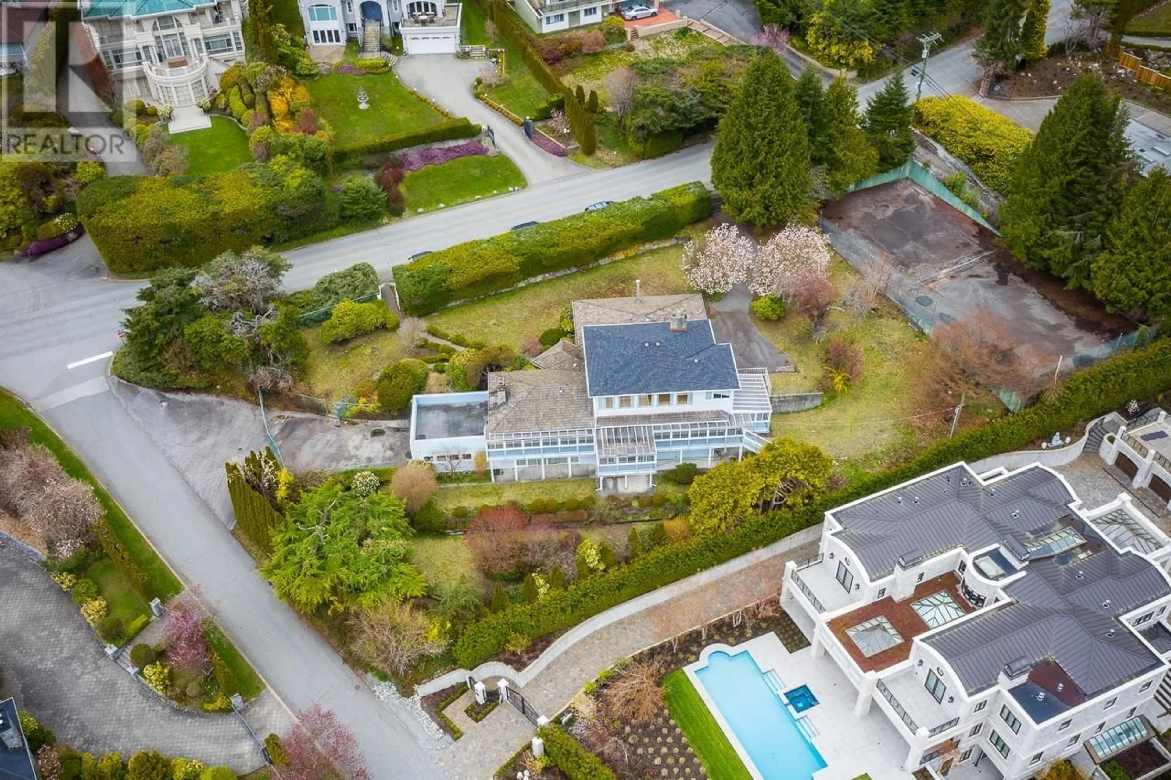 A pic from outside/outdoor area/front of a property/back of a property/a pic from drone, unknown for 650 SOUTHBOROUGH DRIVE, West Vancouver British Columbia V7S1M6