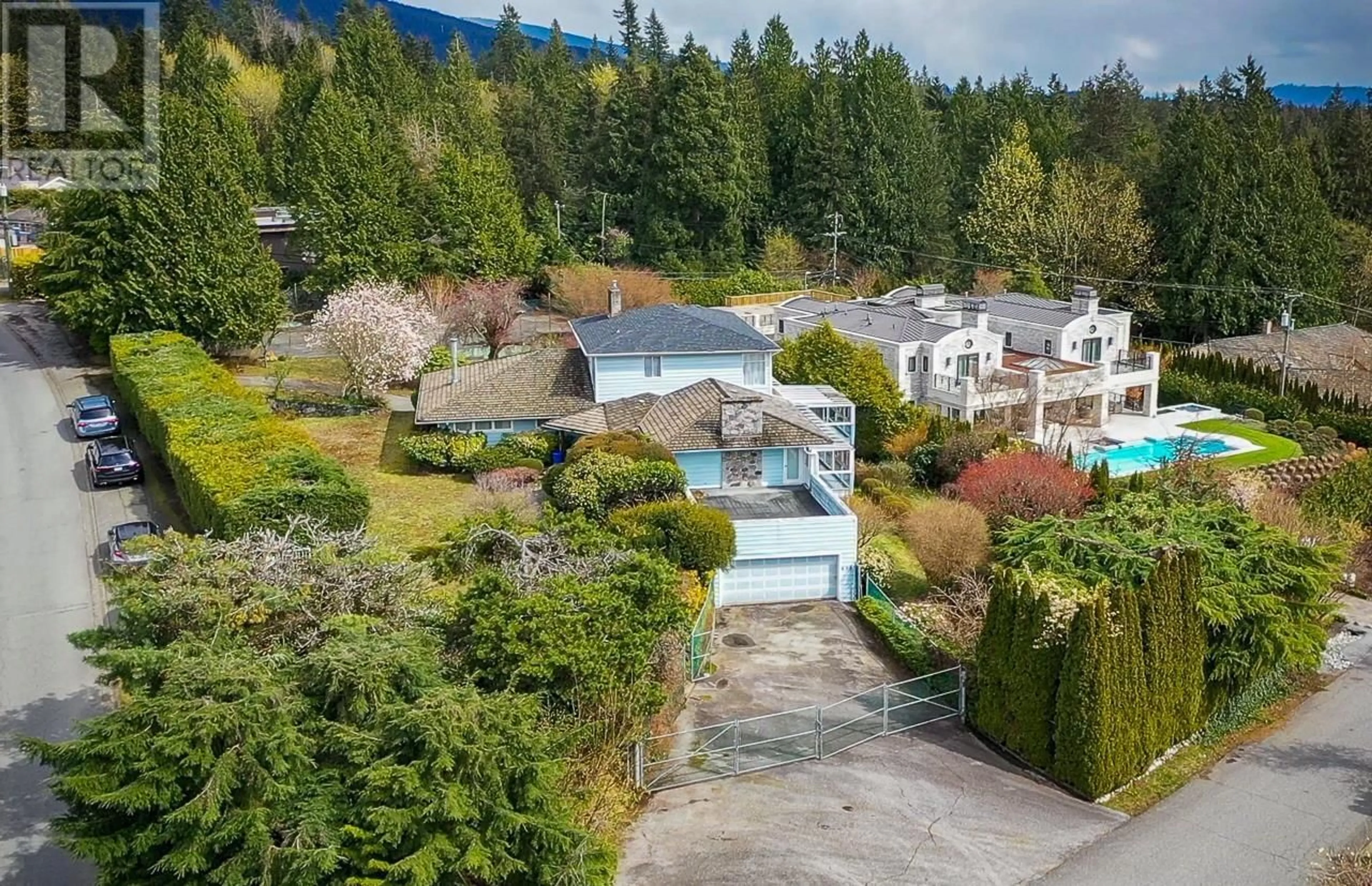 A pic from outside/outdoor area/front of a property/back of a property/a pic from drone, unknown for 650 SOUTHBOROUGH DRIVE, West Vancouver British Columbia V7S1M6