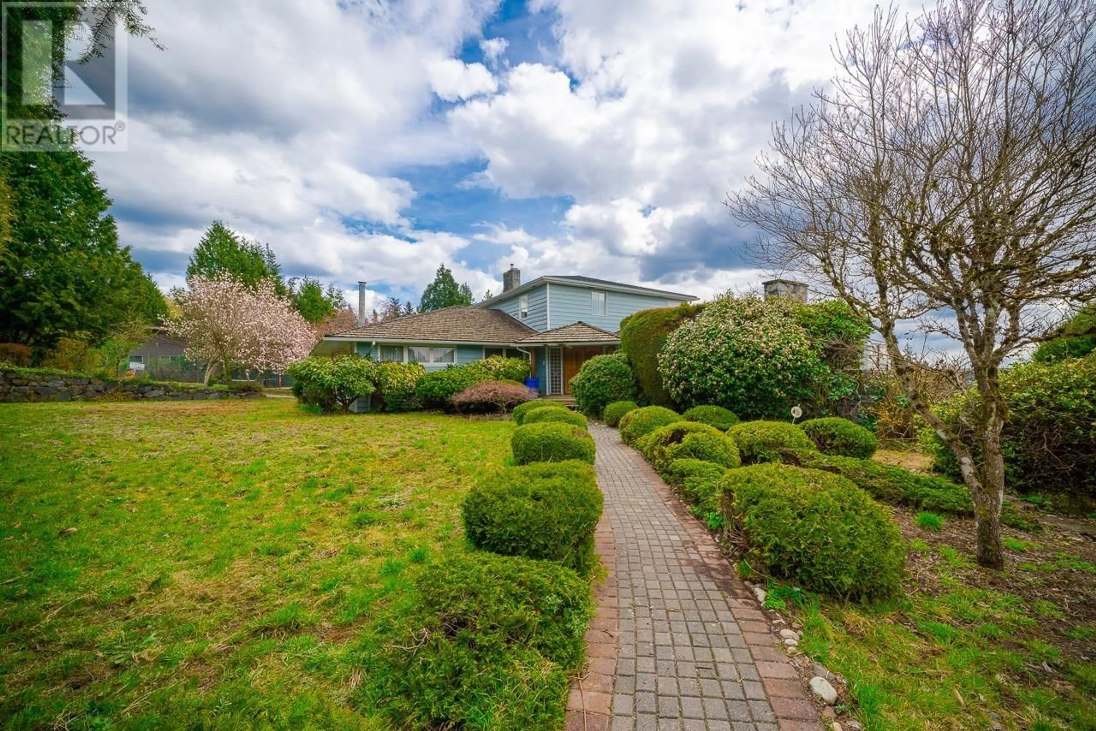 A pic from outside/outdoor area/front of a property/back of a property/a pic from drone, street for 650 SOUTHBOROUGH DRIVE, West Vancouver British Columbia V7S1M6