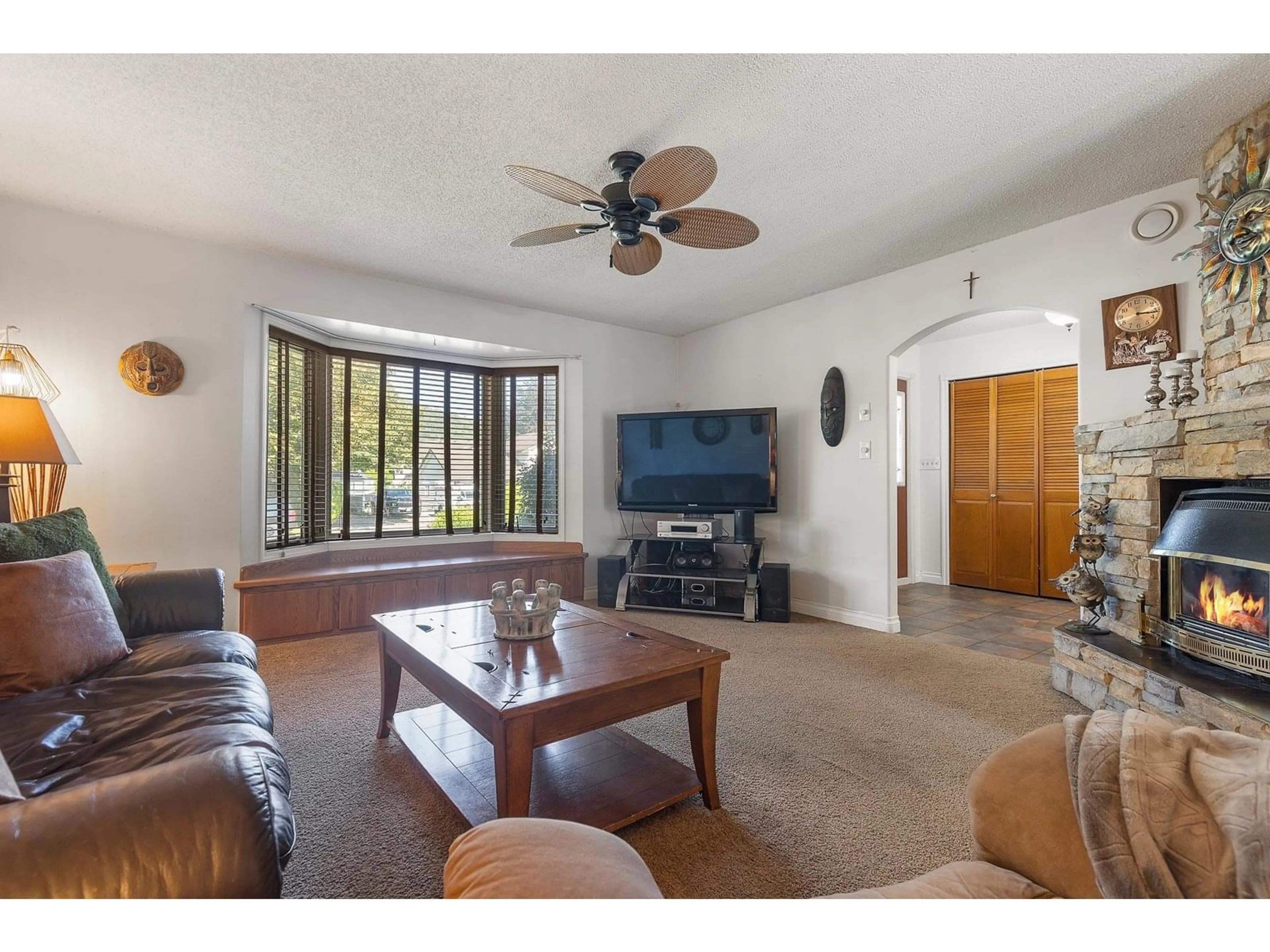 Living room with furniture, unknown for 6966 KALYNA DRIVE, Agassiz British Columbia V0M1A3