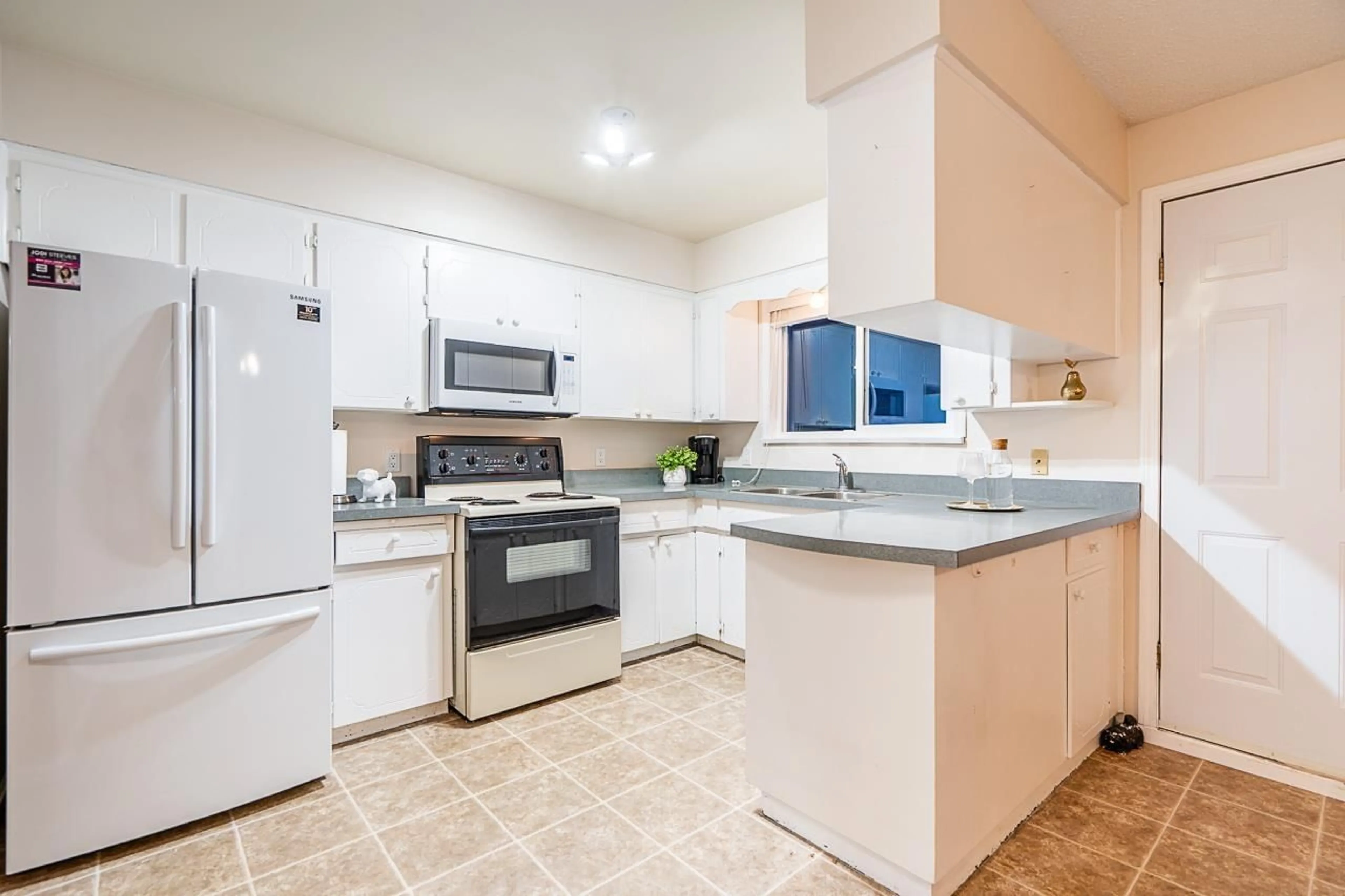 Standard kitchen, ceramic/tile floor for 2827 264A, Langley British Columbia V4W3A9