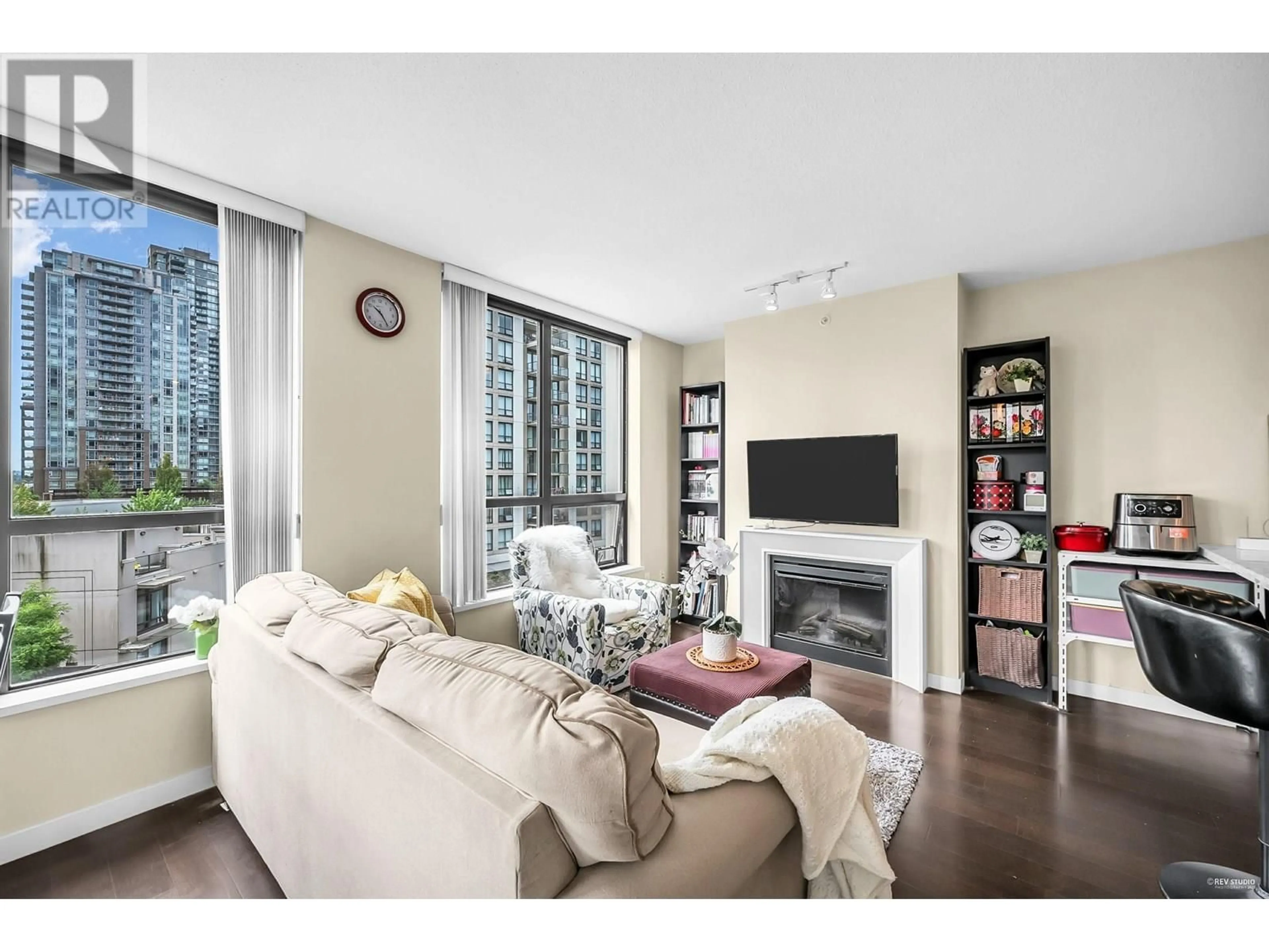 Living room with furniture, unknown for 609 - 2982 BURLINGTON DRIVE, Coquitlam British Columbia V3B0B3