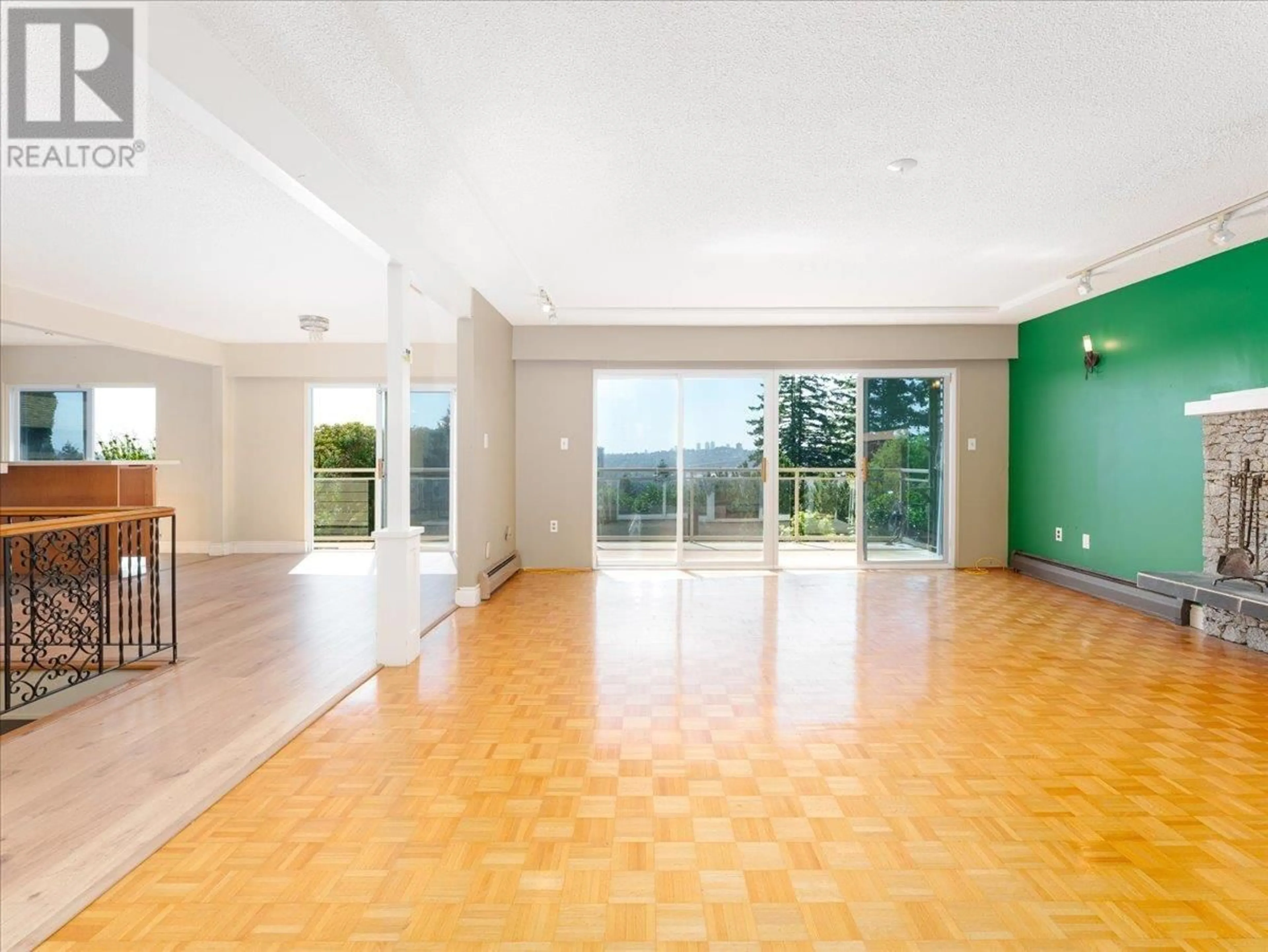 Indoor foyer for 1228 ADDERLEY STREET, North Vancouver British Columbia V7L1T7
