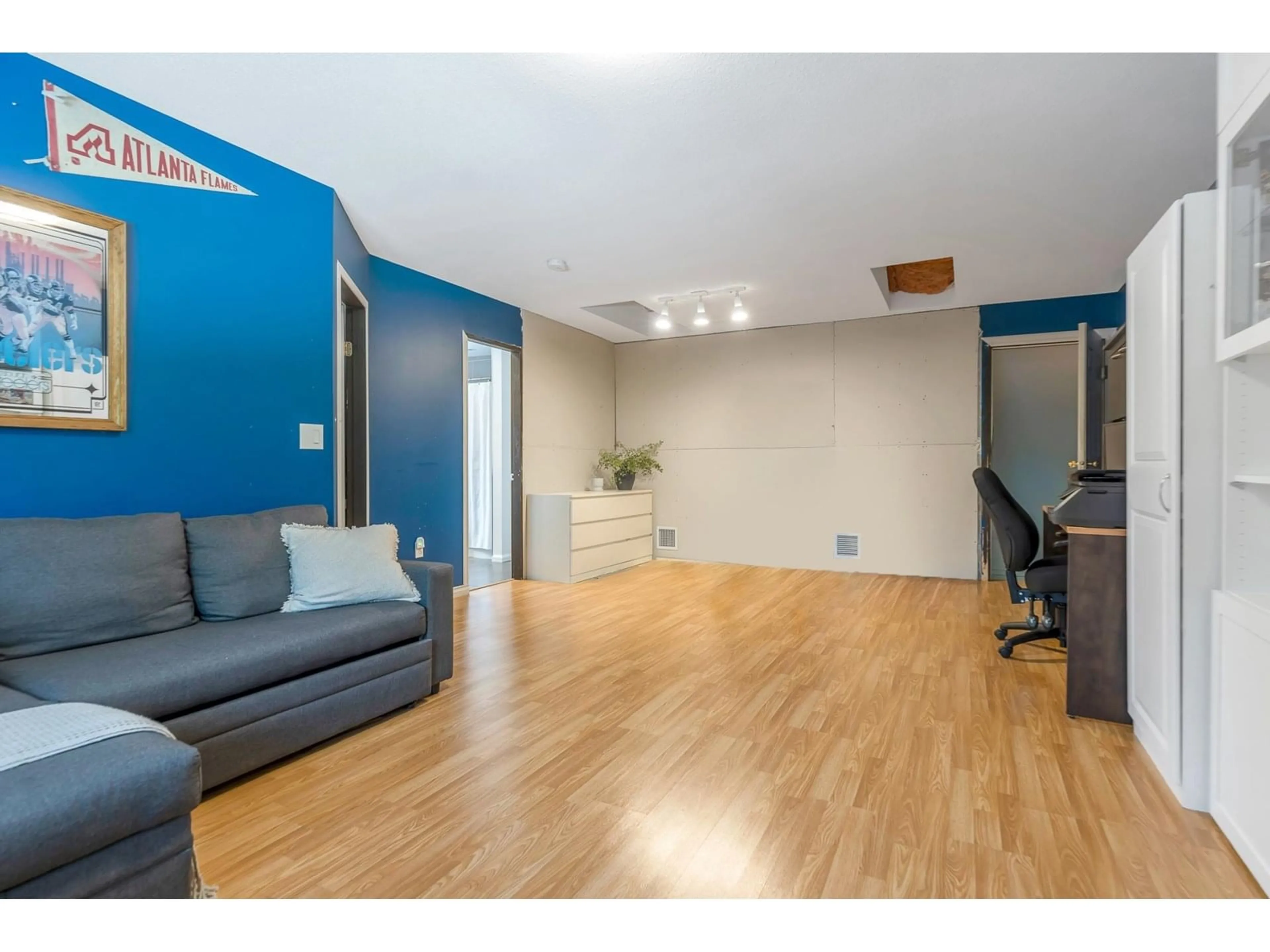 A pic of a room for 14422 GLADSTONE, Surrey British Columbia V3R5R9